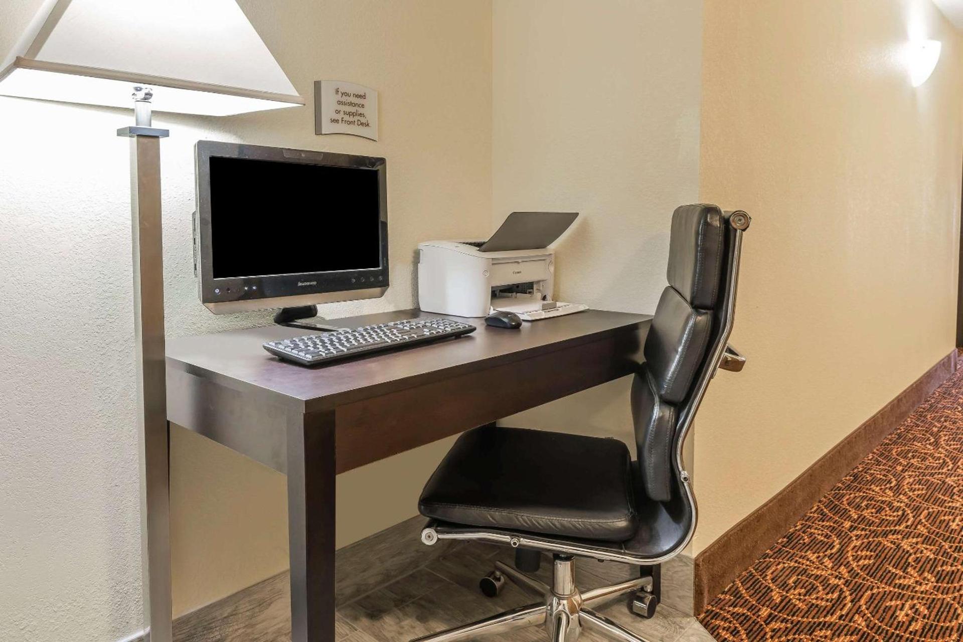 Quality Inn & Suites Pittsburgh Harmarville photo 27