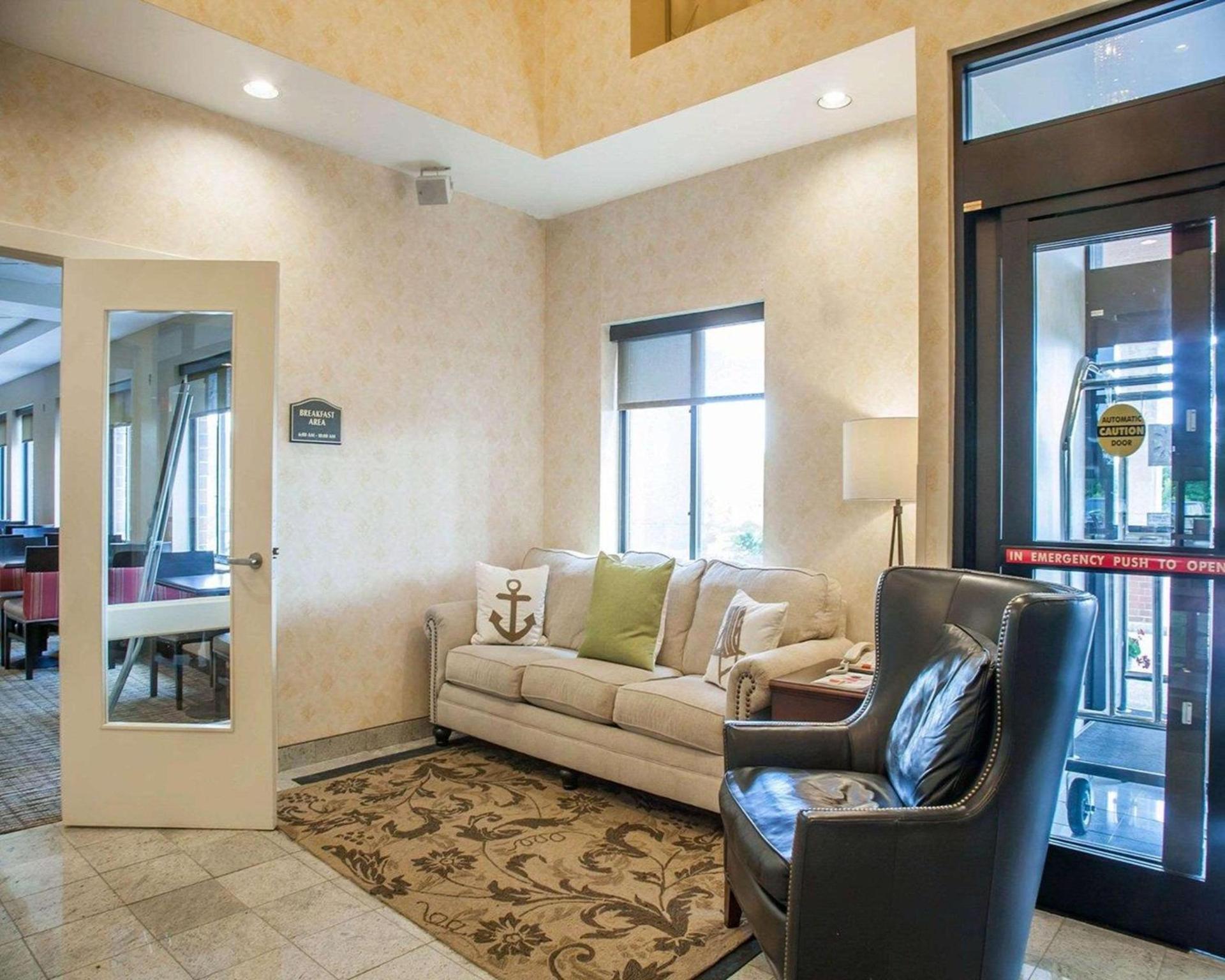 Comfort Suites West Warwick - Providence photo 9