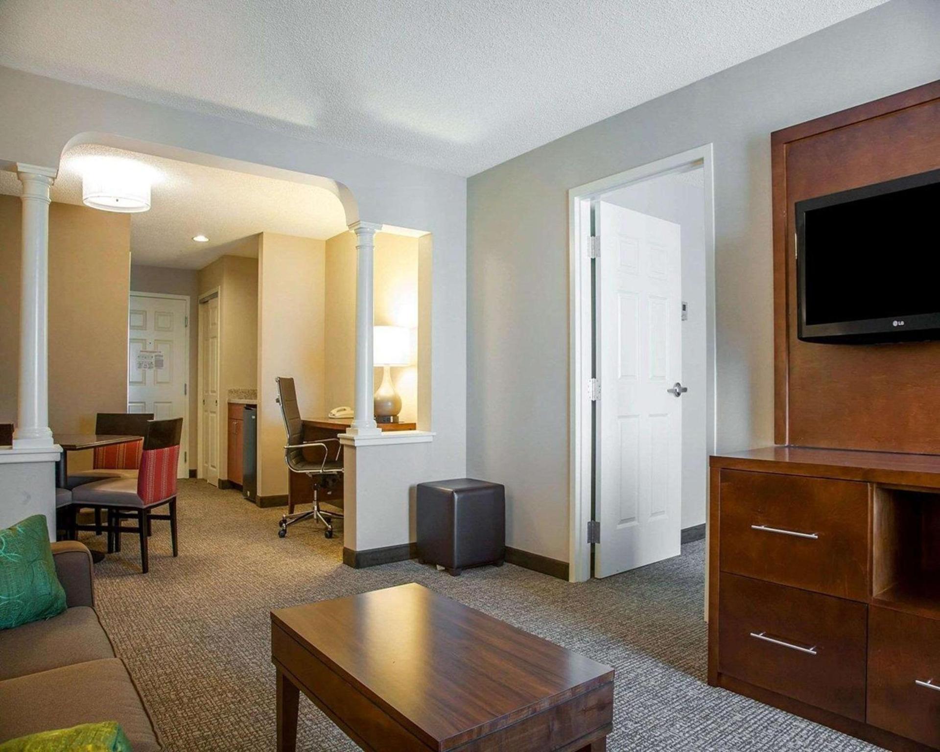Comfort Suites West Warwick - Providence photo 21