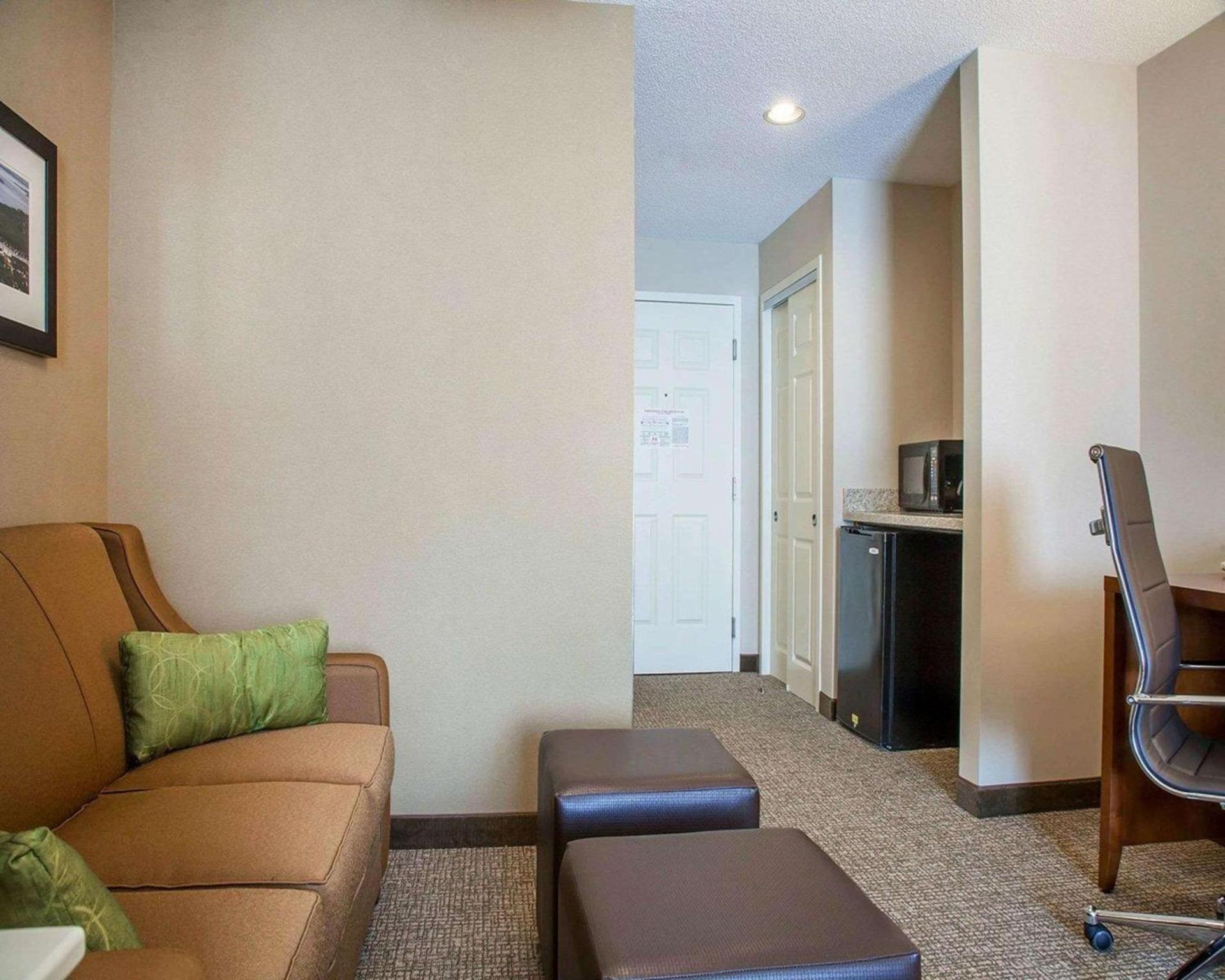 Comfort Suites West Warwick - Providence photo 31