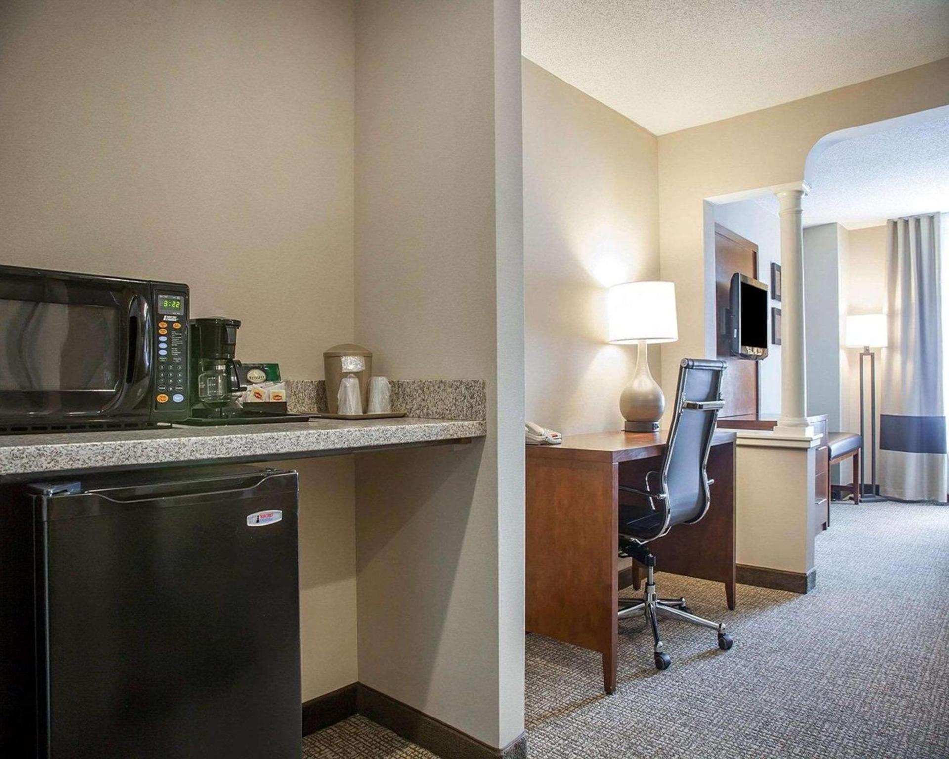 Comfort Suites West Warwick - Providence photo 29
