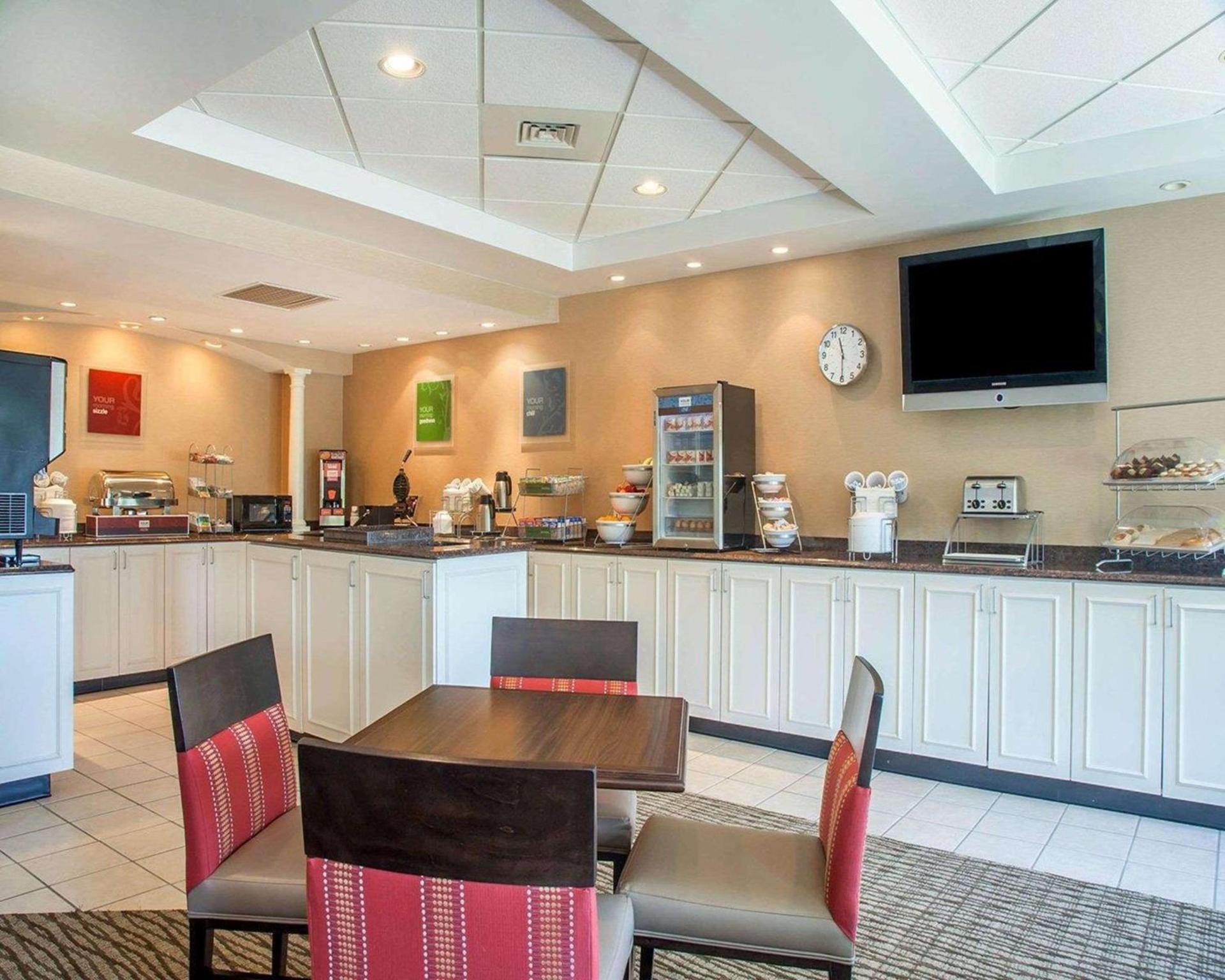 Comfort Suites West Warwick - Providence photo 39