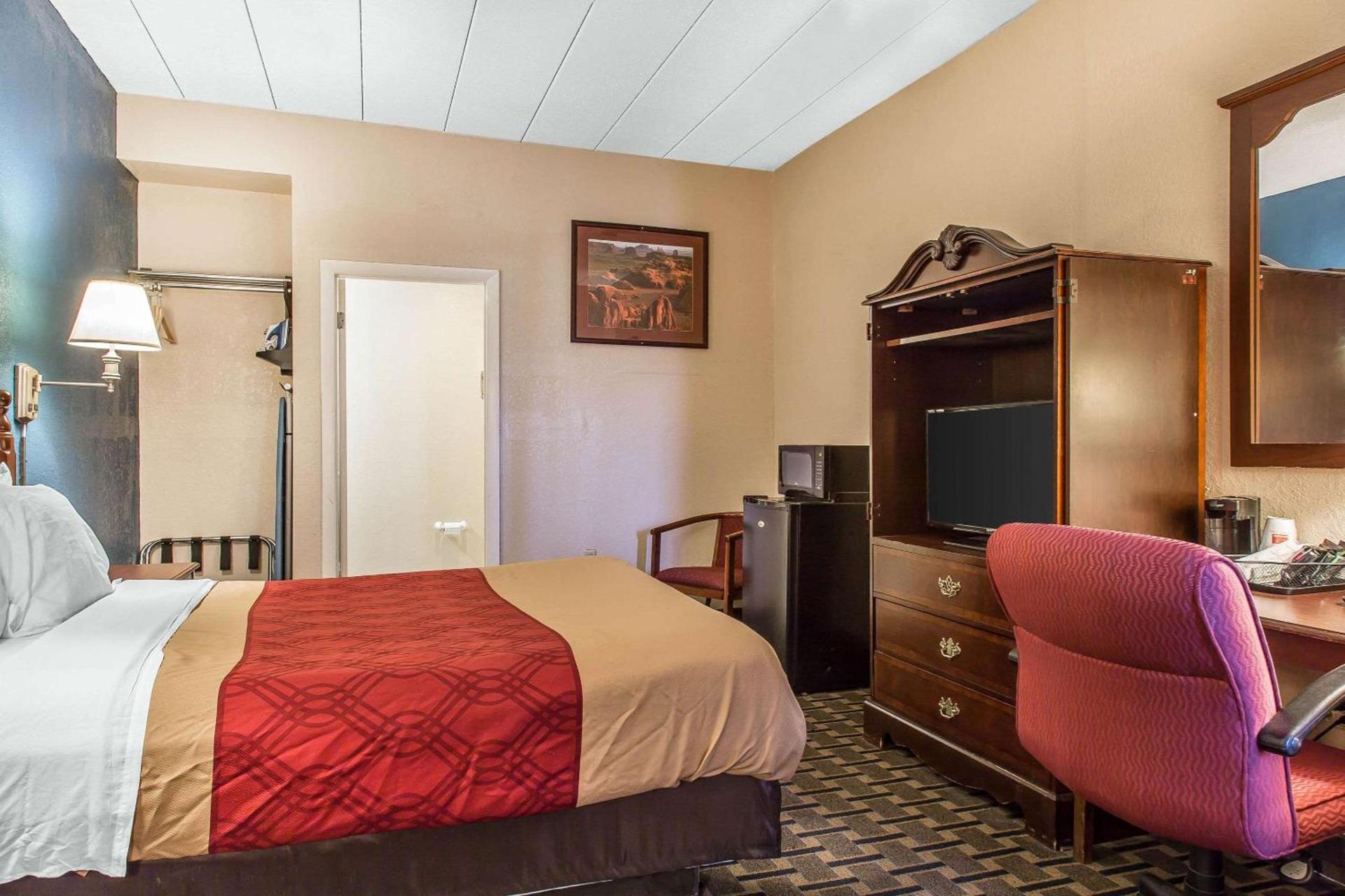 Econo Lodge Cranston - Providence photo 10