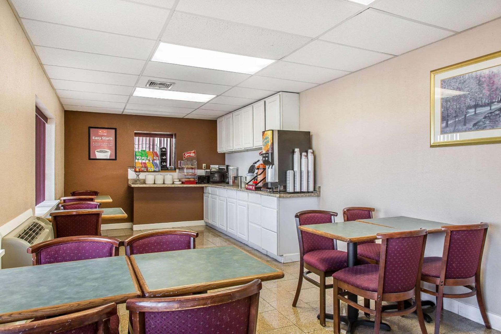 Econo Lodge Cranston - Providence photo 9