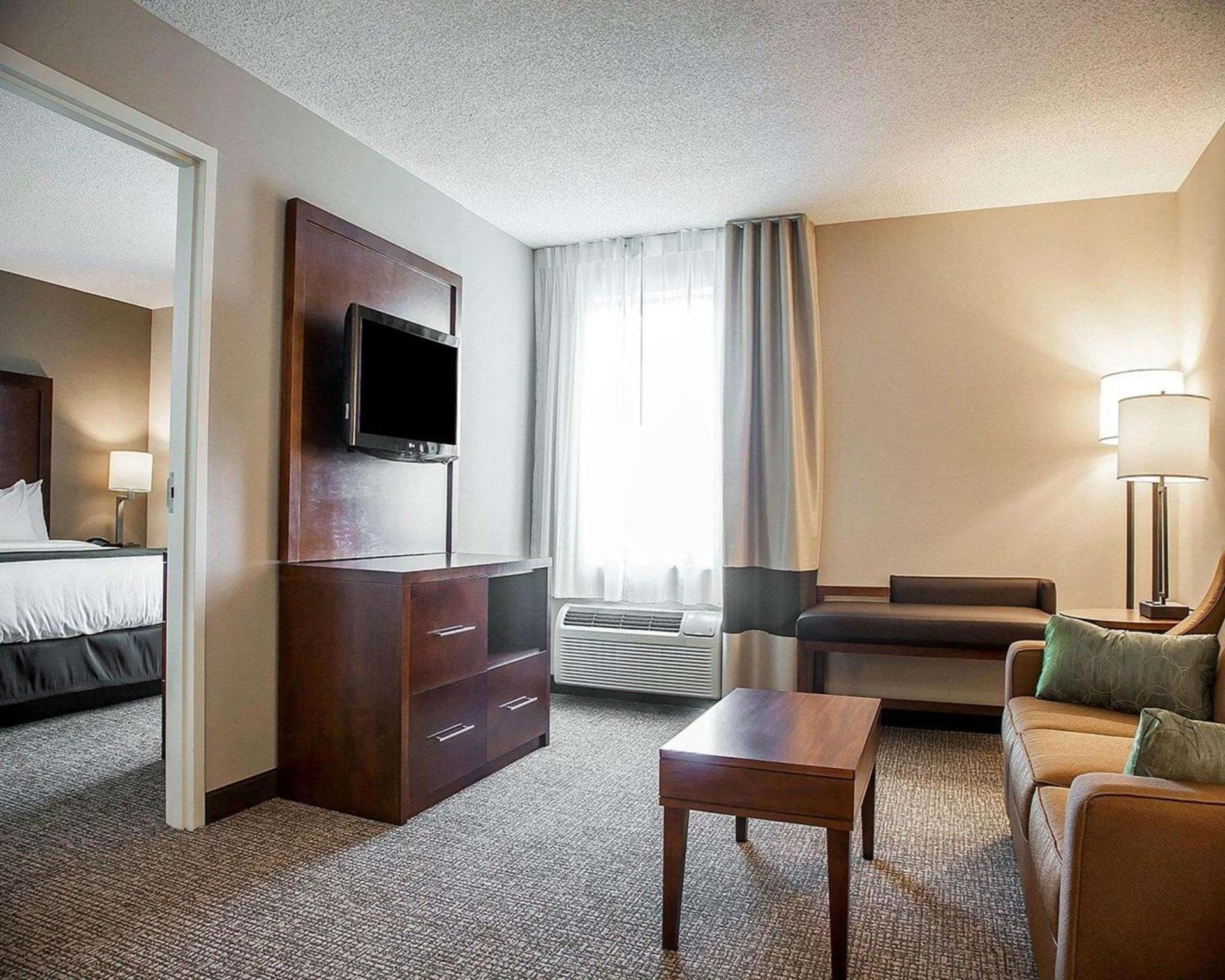Comfort Suites West Warwick - Providence photo 14