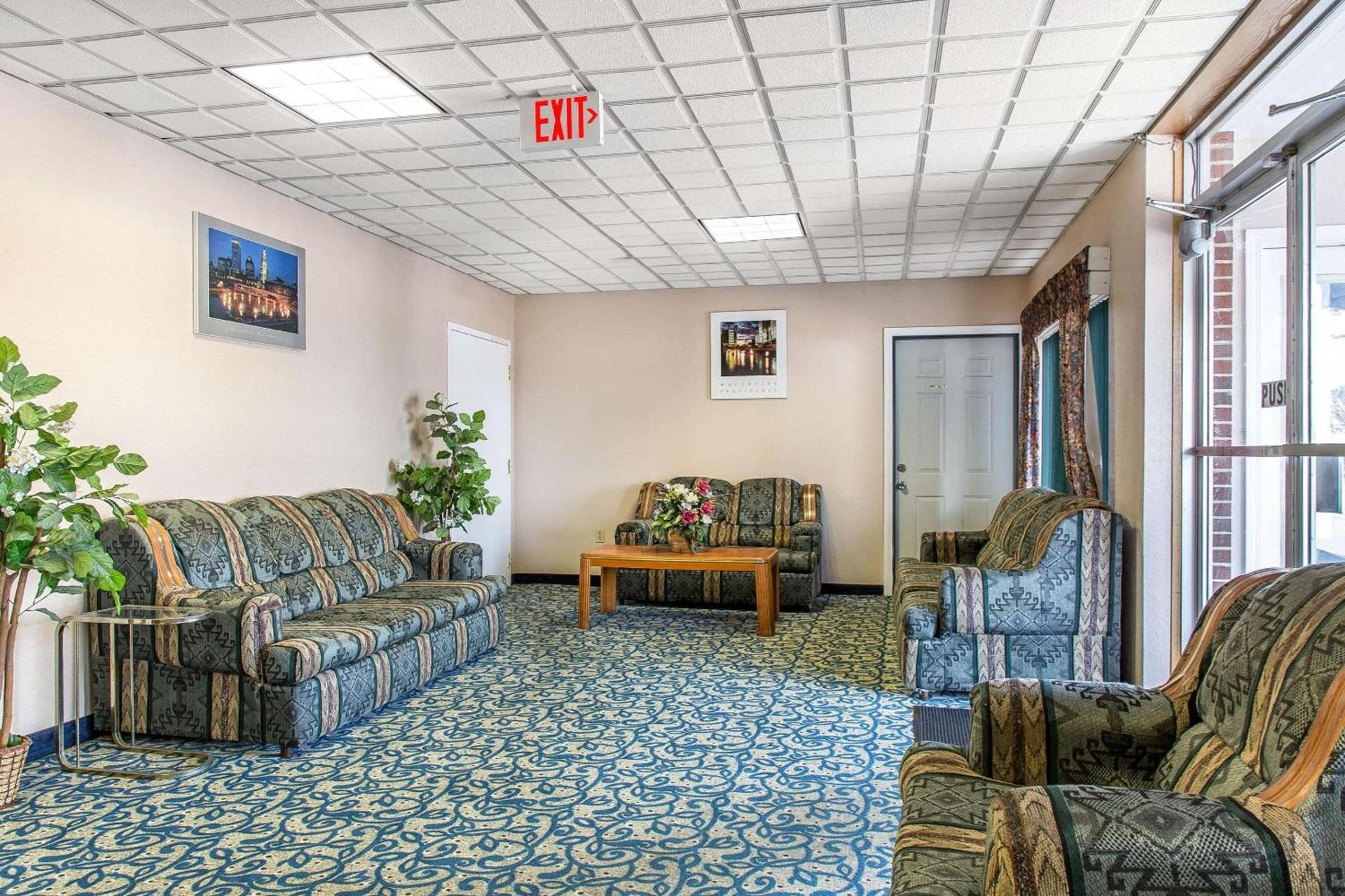 Econo Lodge Cranston - Providence photo 8
