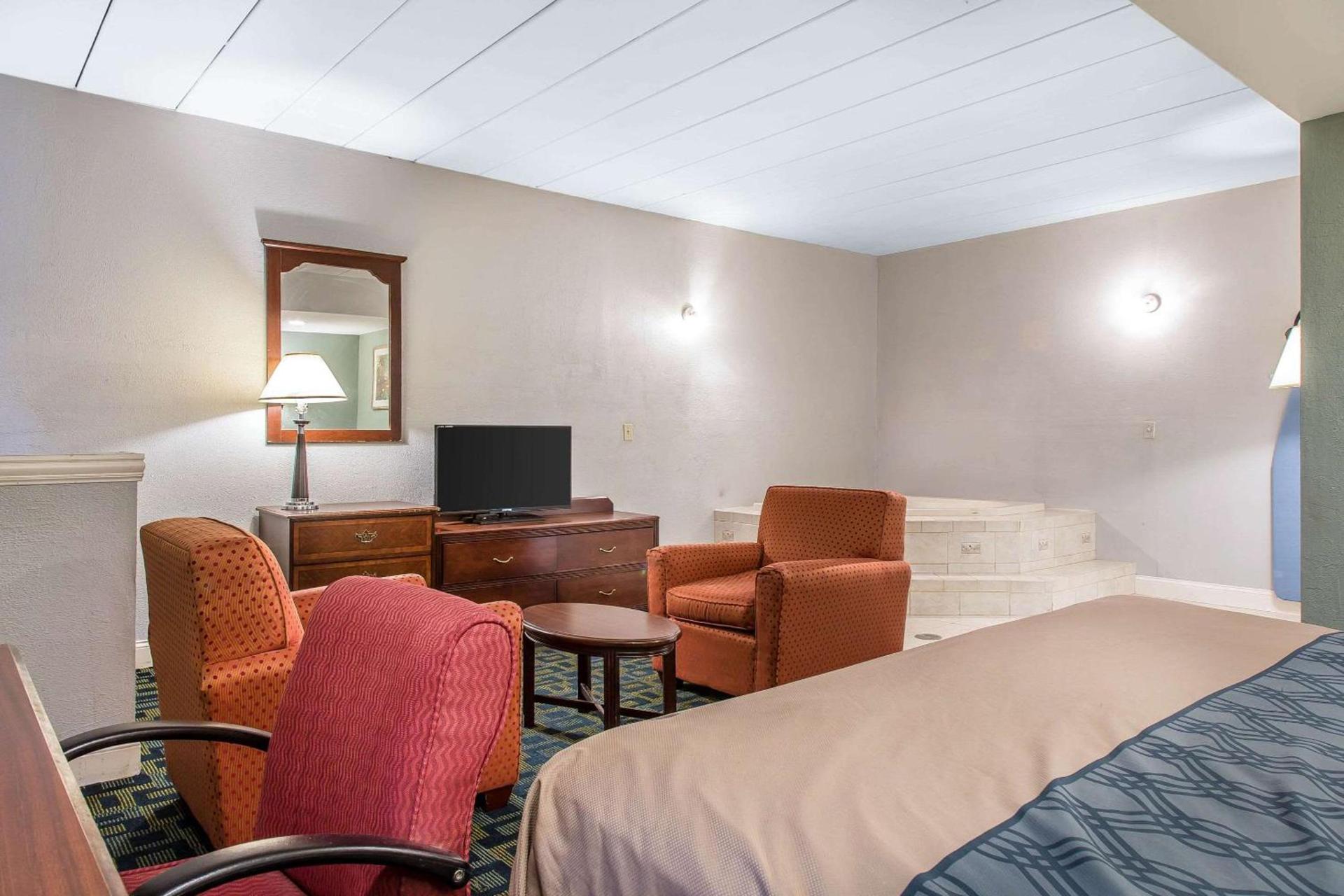 Econo Lodge Cranston - Providence photo 7