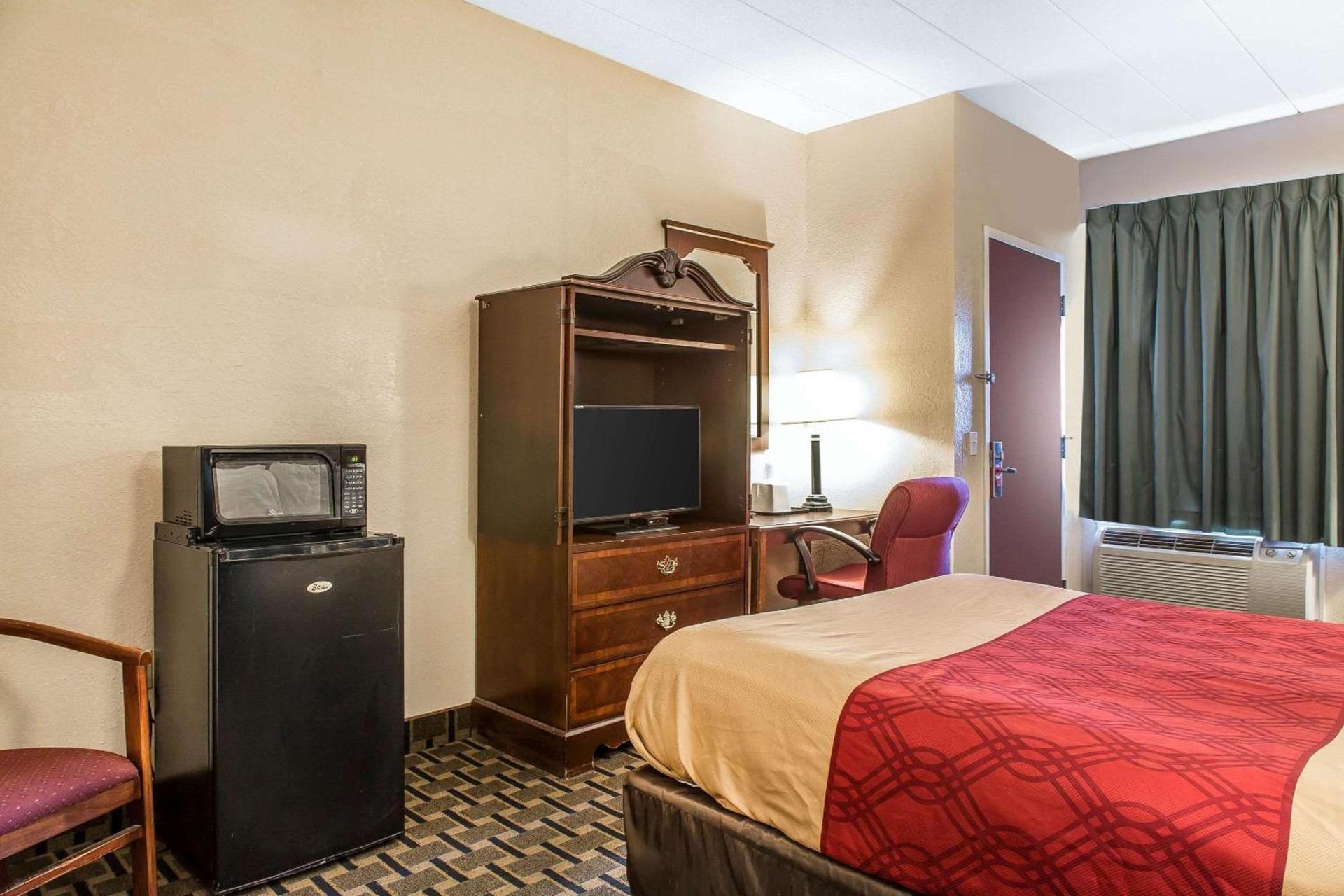 Econo Lodge Cranston - Providence photo 6
