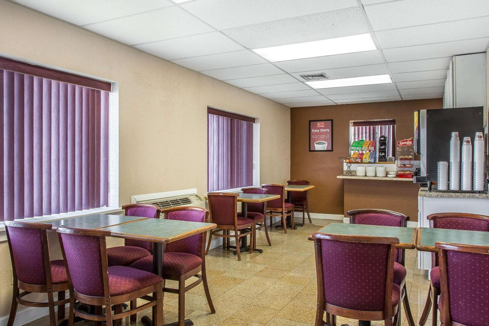 Econo Lodge Cranston - Providence photo 5