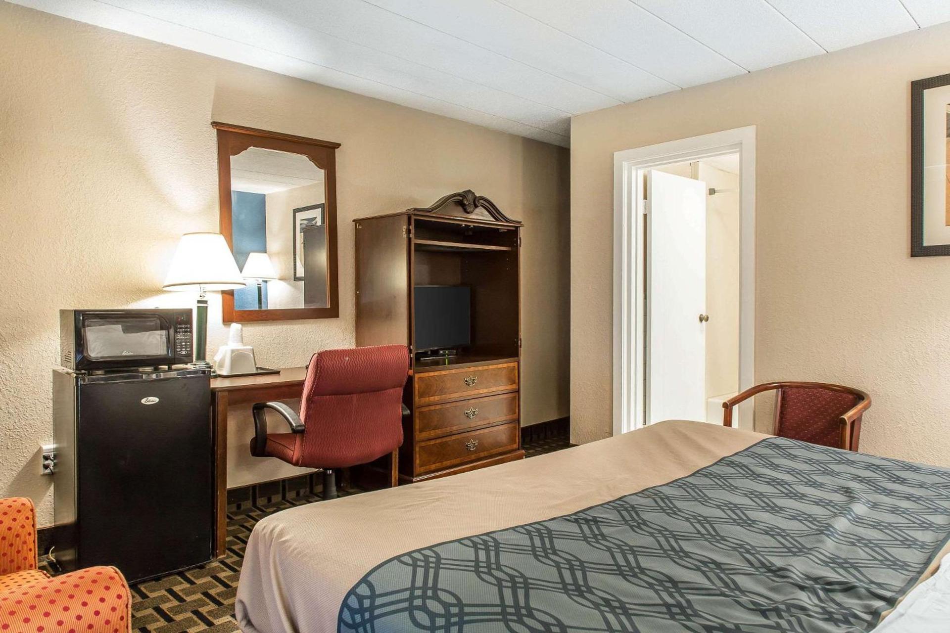 Econo Lodge Cranston - Providence photo 4