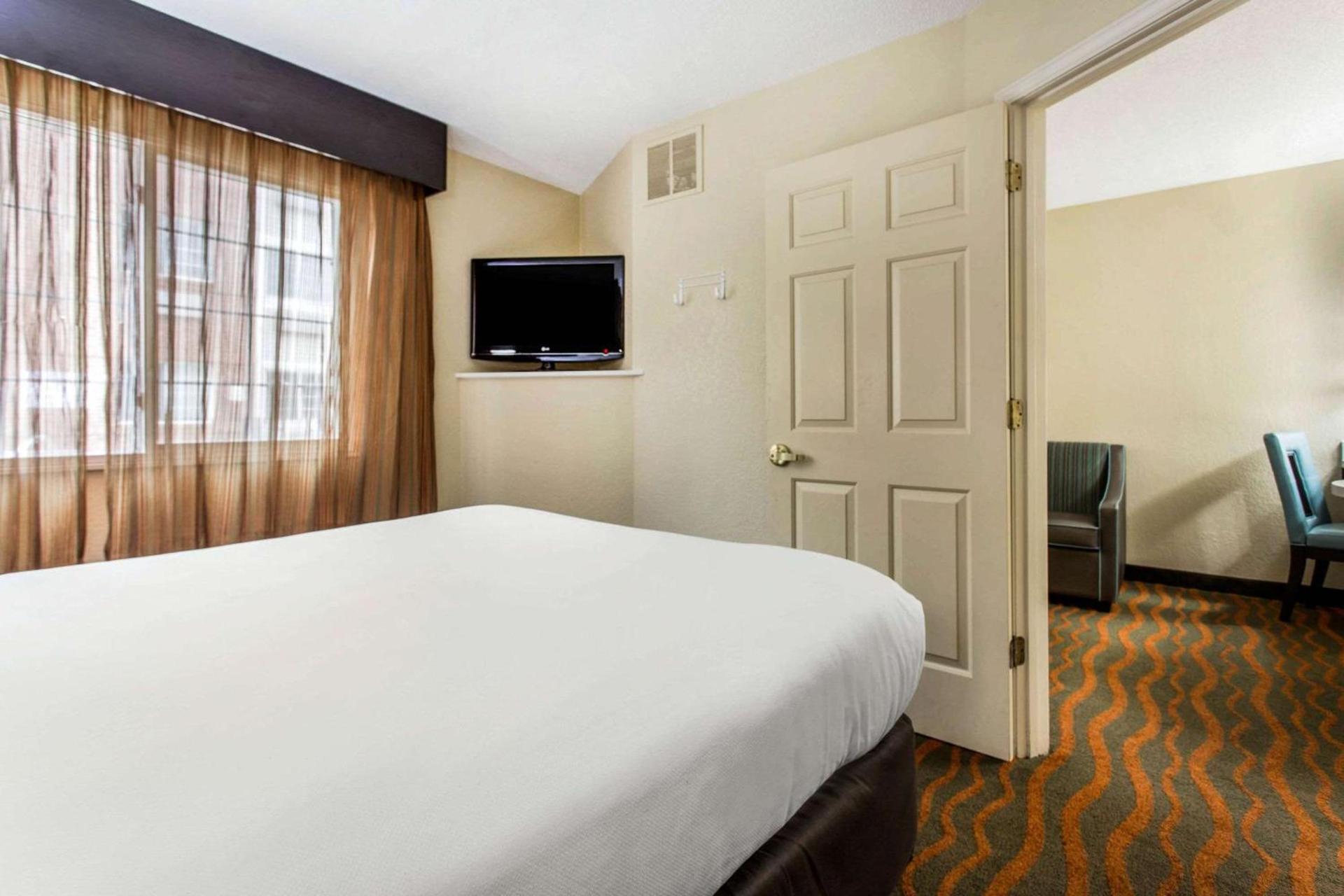 MainStay Suites Greenville Airport photo 16