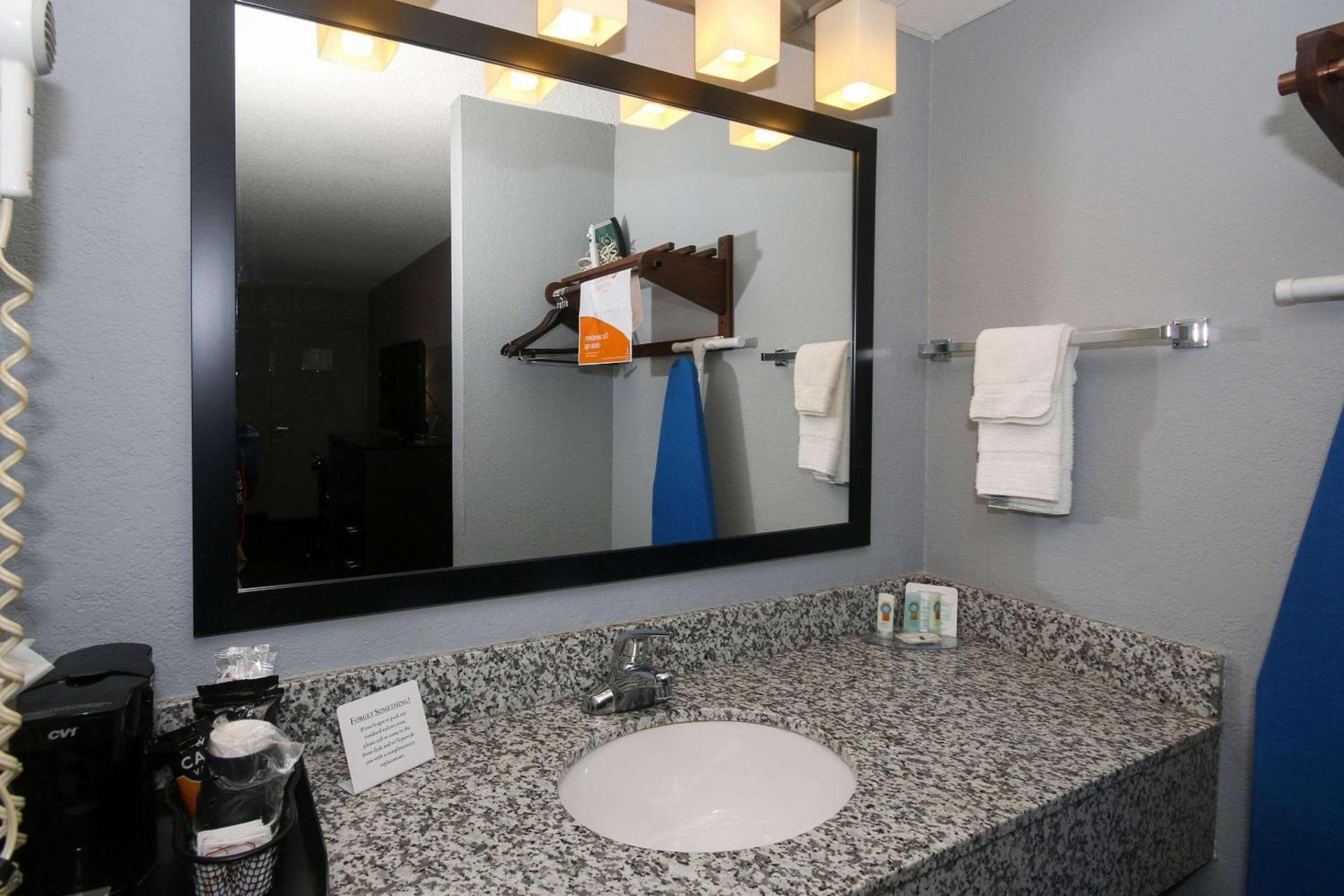 Quality Inn Clinton - Laurens I-26 photo 14