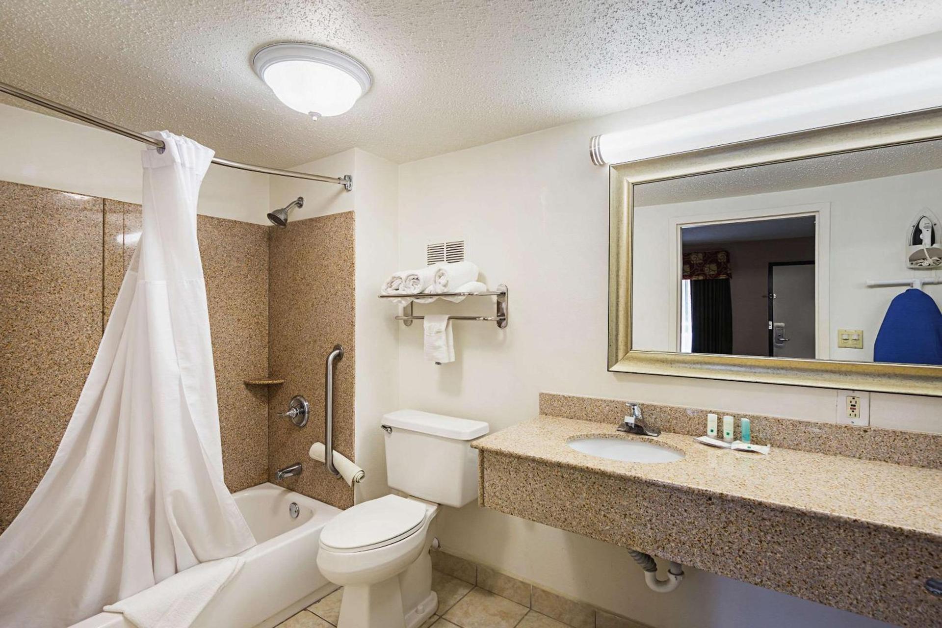 Quality Inn & Suites Greenville - Haywood Mall photo 42