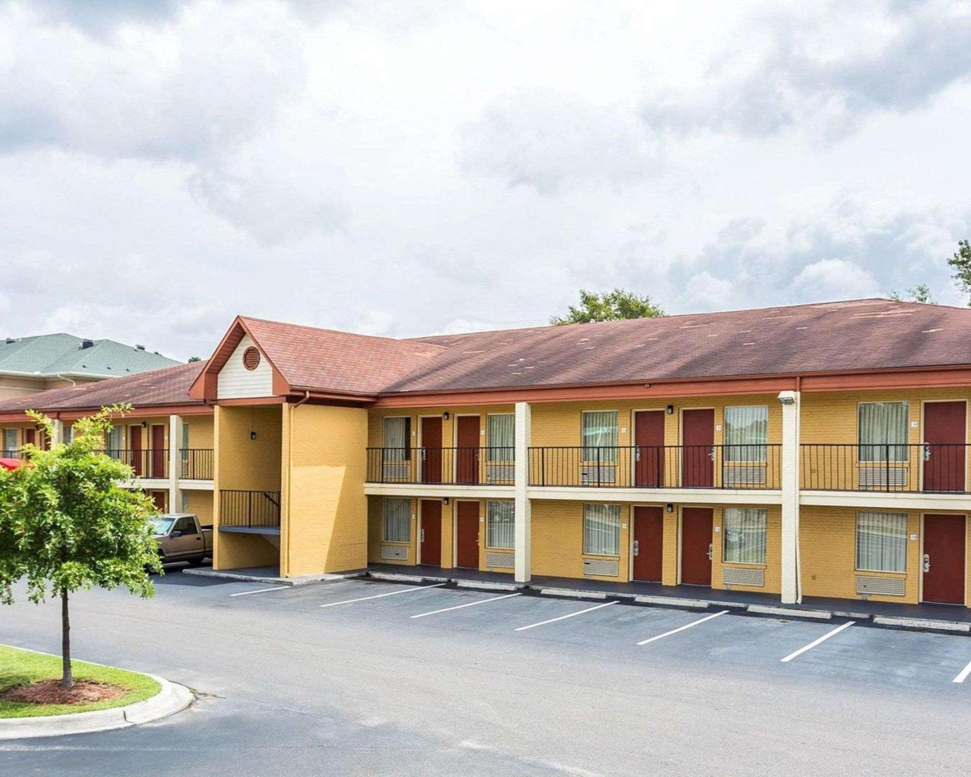 Econo Lodge Coliseum photo 1