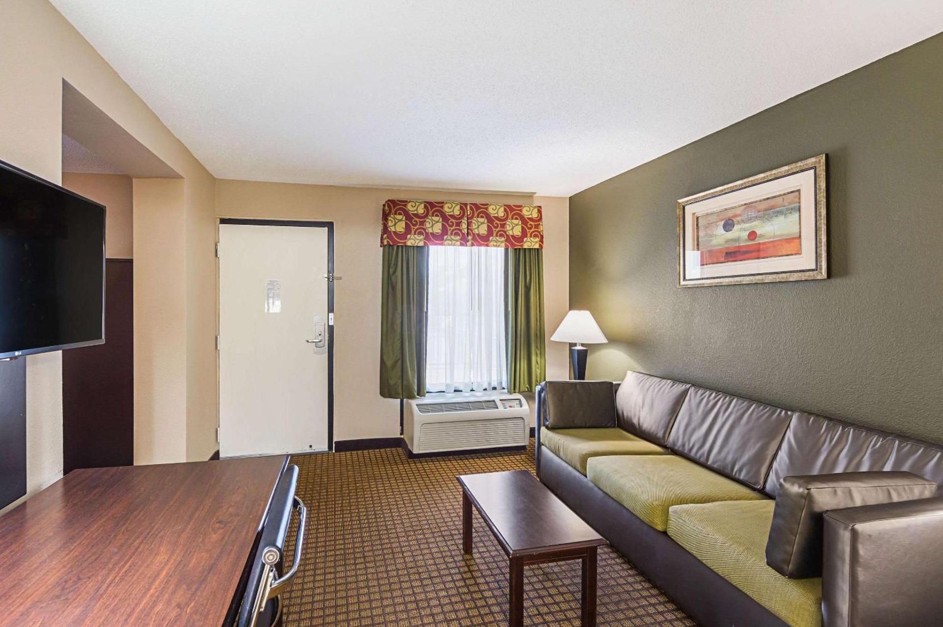 Quality Inn & Suites Greenville - Haywood Mall photo 19