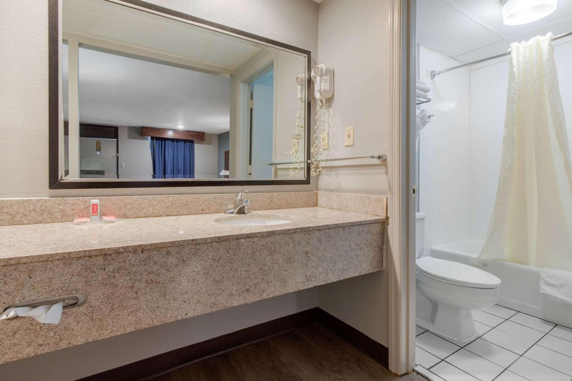 Econo Lodge Aiken Central photo 11