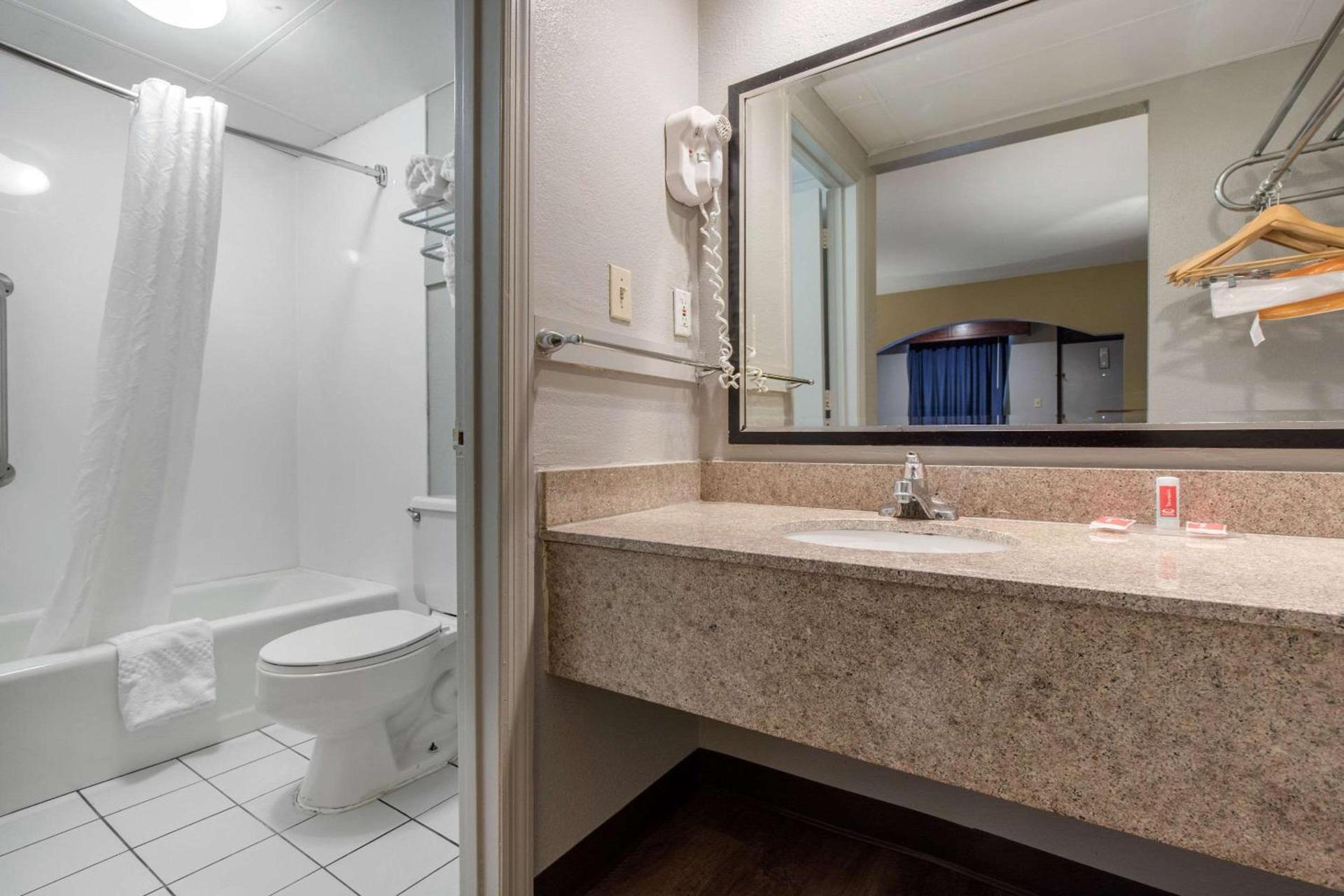 Econo Lodge Aiken Central photo 15