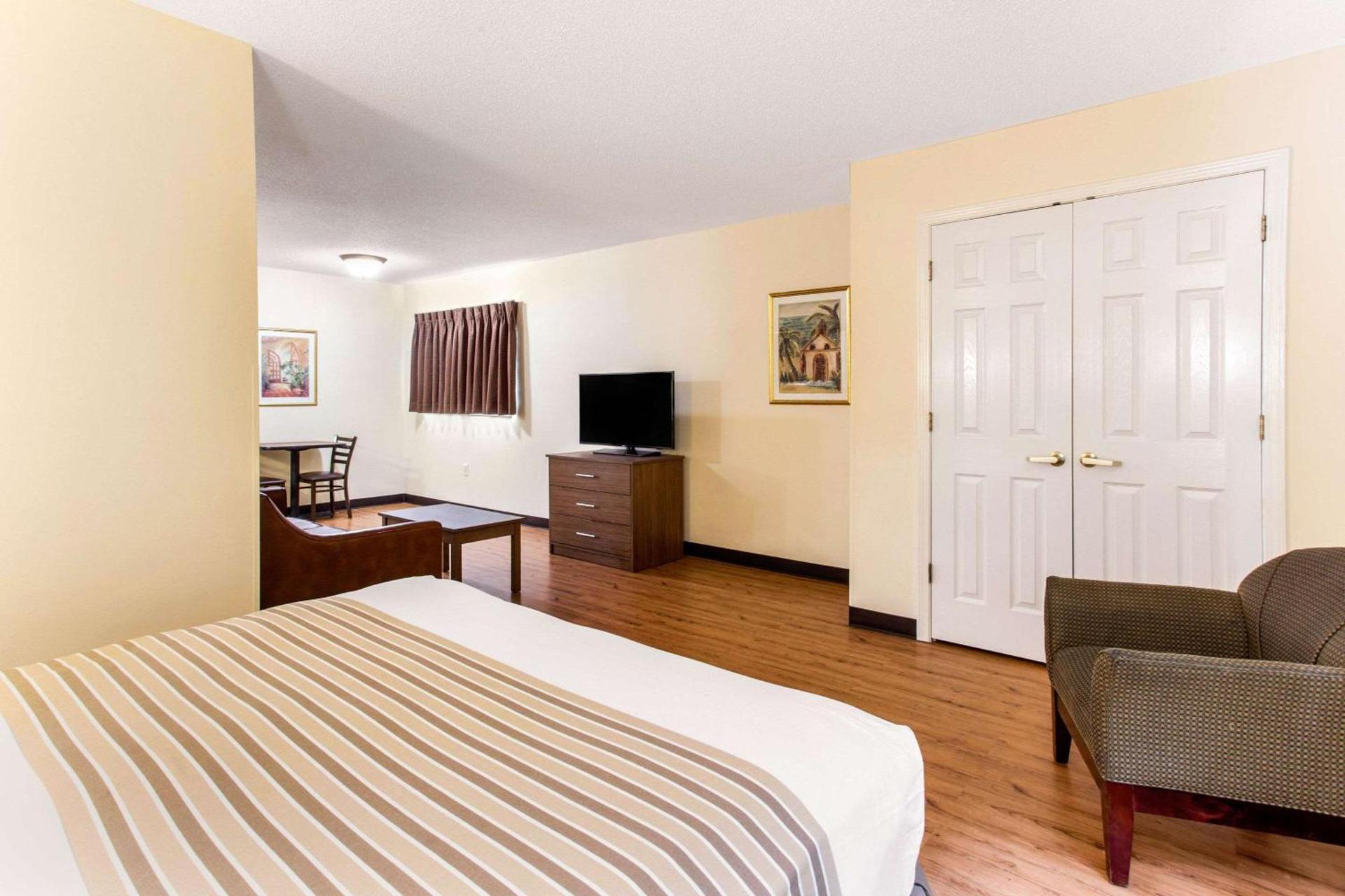 Studio 6 Extended Stay - Myrtle Beach, SC photo 9