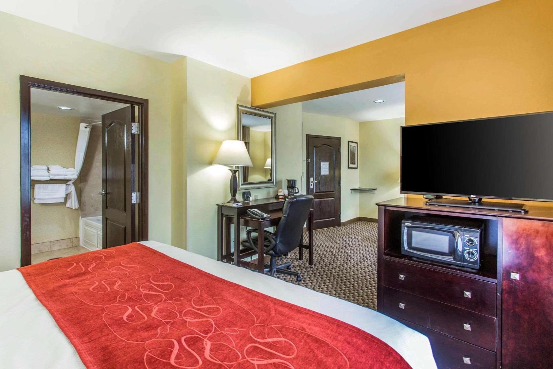 Comfort Suites Clinton near Presbyterian College photo 8