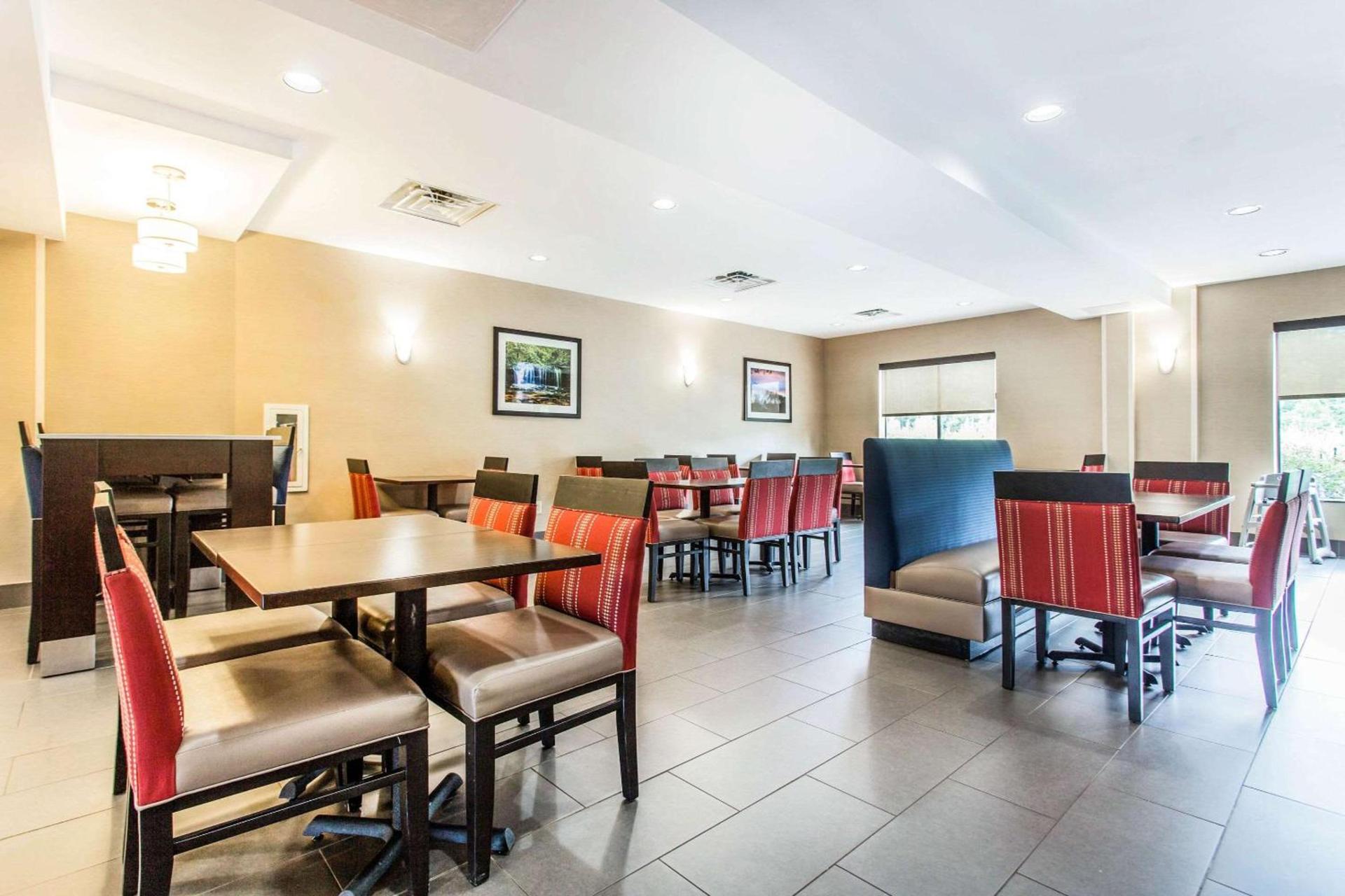 Comfort Suites Clinton near Presbyterian College photo 30