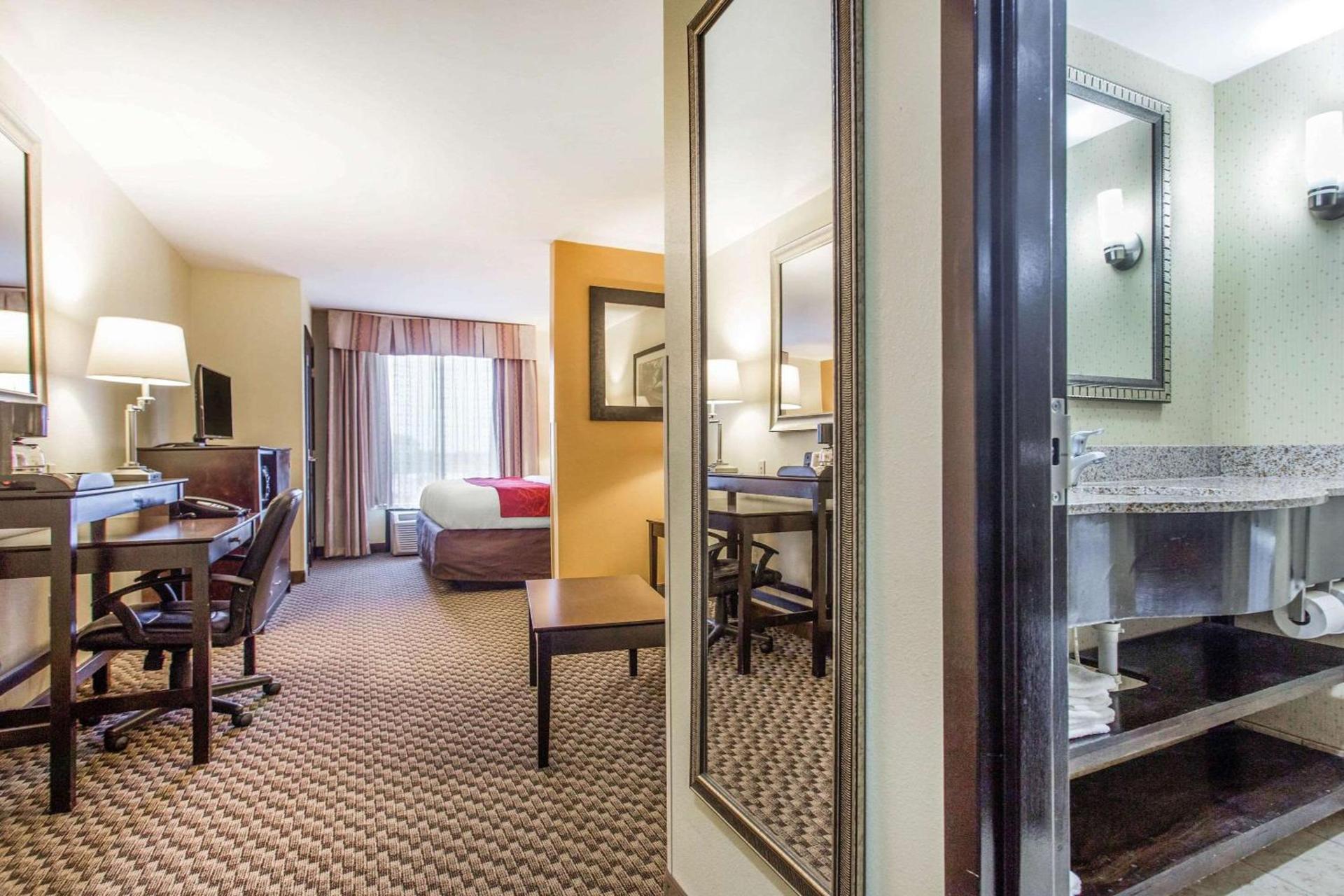 Comfort Suites Clinton near Presbyterian College photo 13