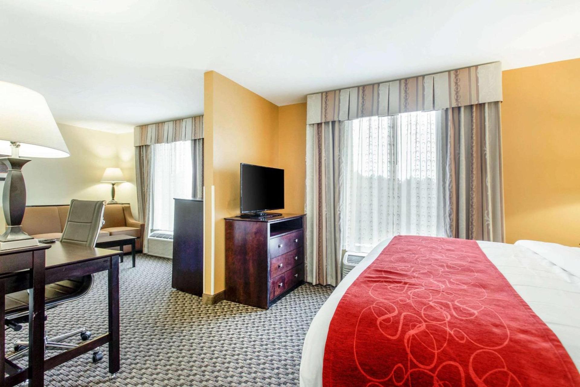 Comfort Suites Clinton near Presbyterian College photo 14