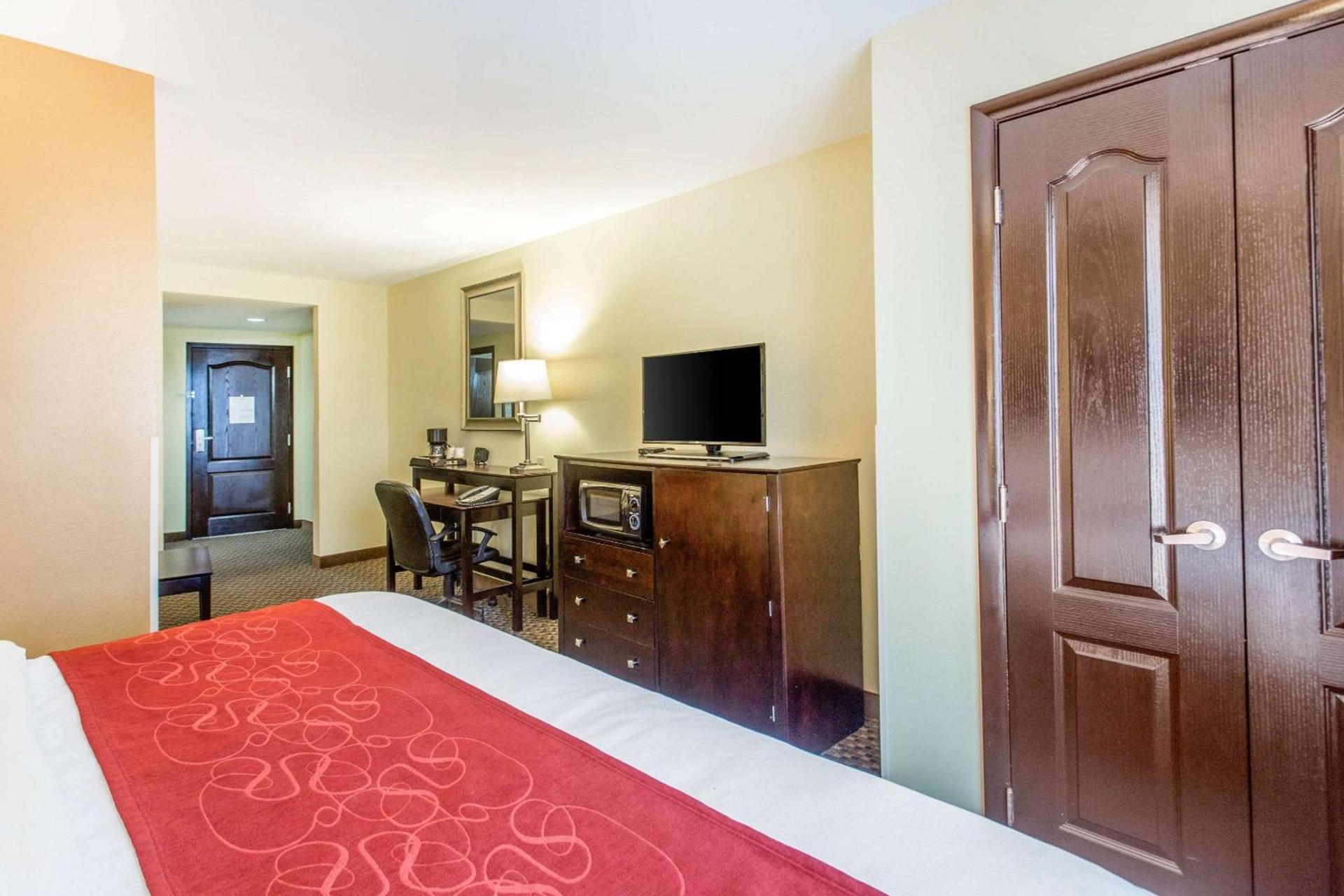 Comfort Suites Clinton near Presbyterian College photo 11