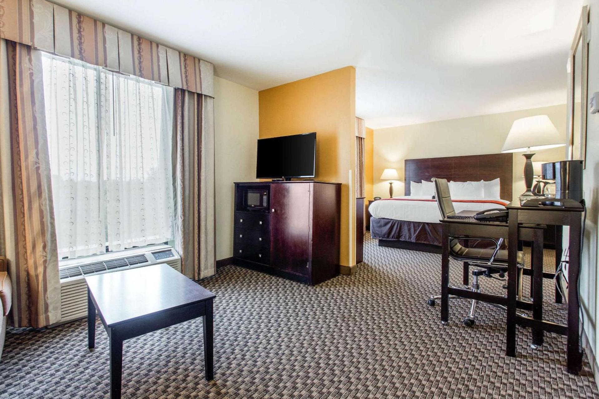 Comfort Suites Clinton near Presbyterian College photo 16