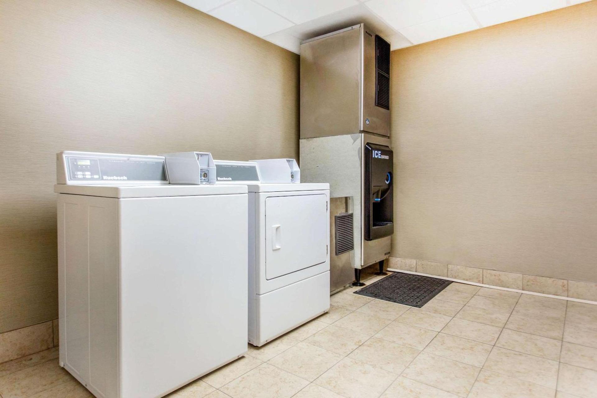 Comfort Suites Clinton near Presbyterian College photo 32