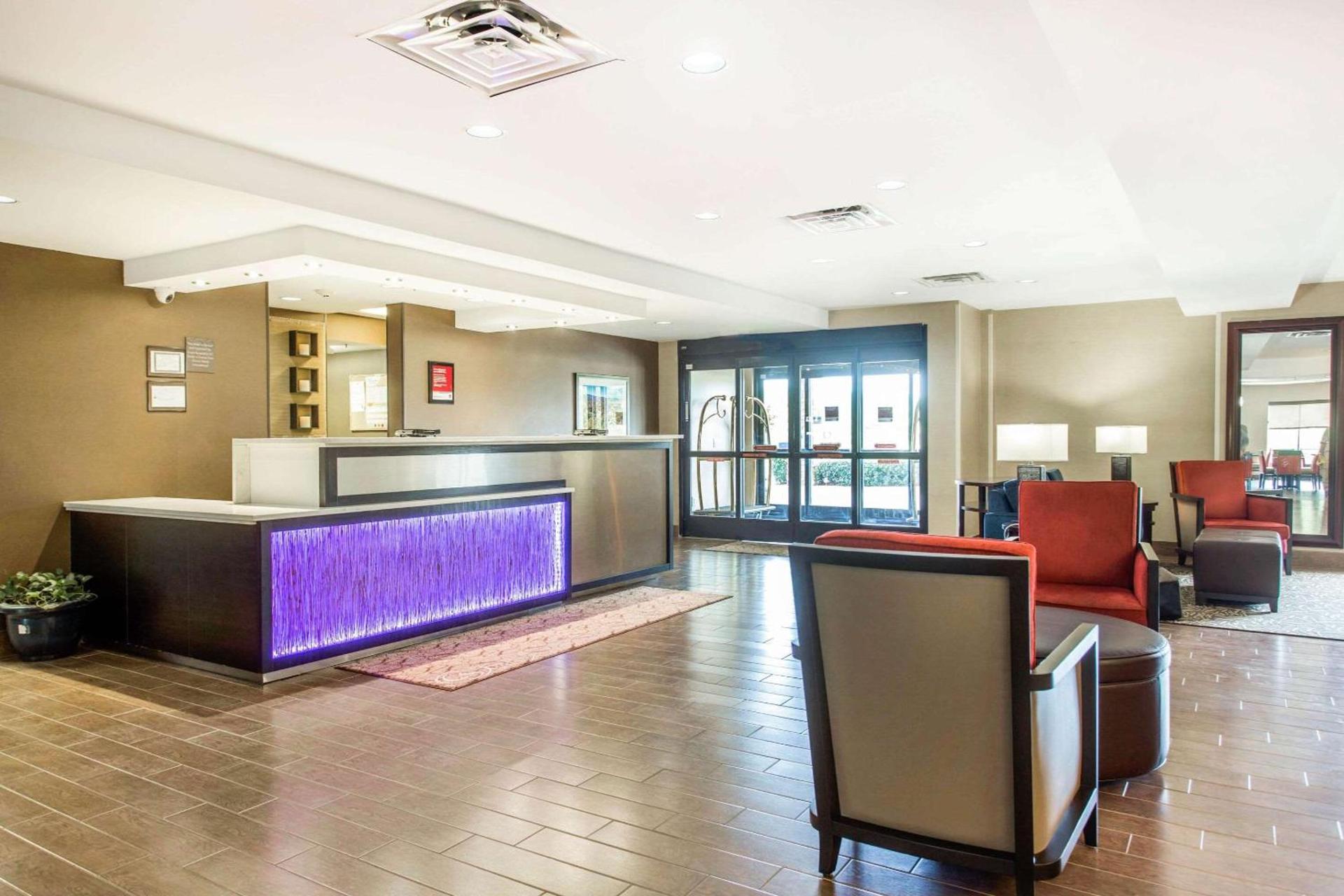 Comfort Suites Clinton near Presbyterian College photo 3