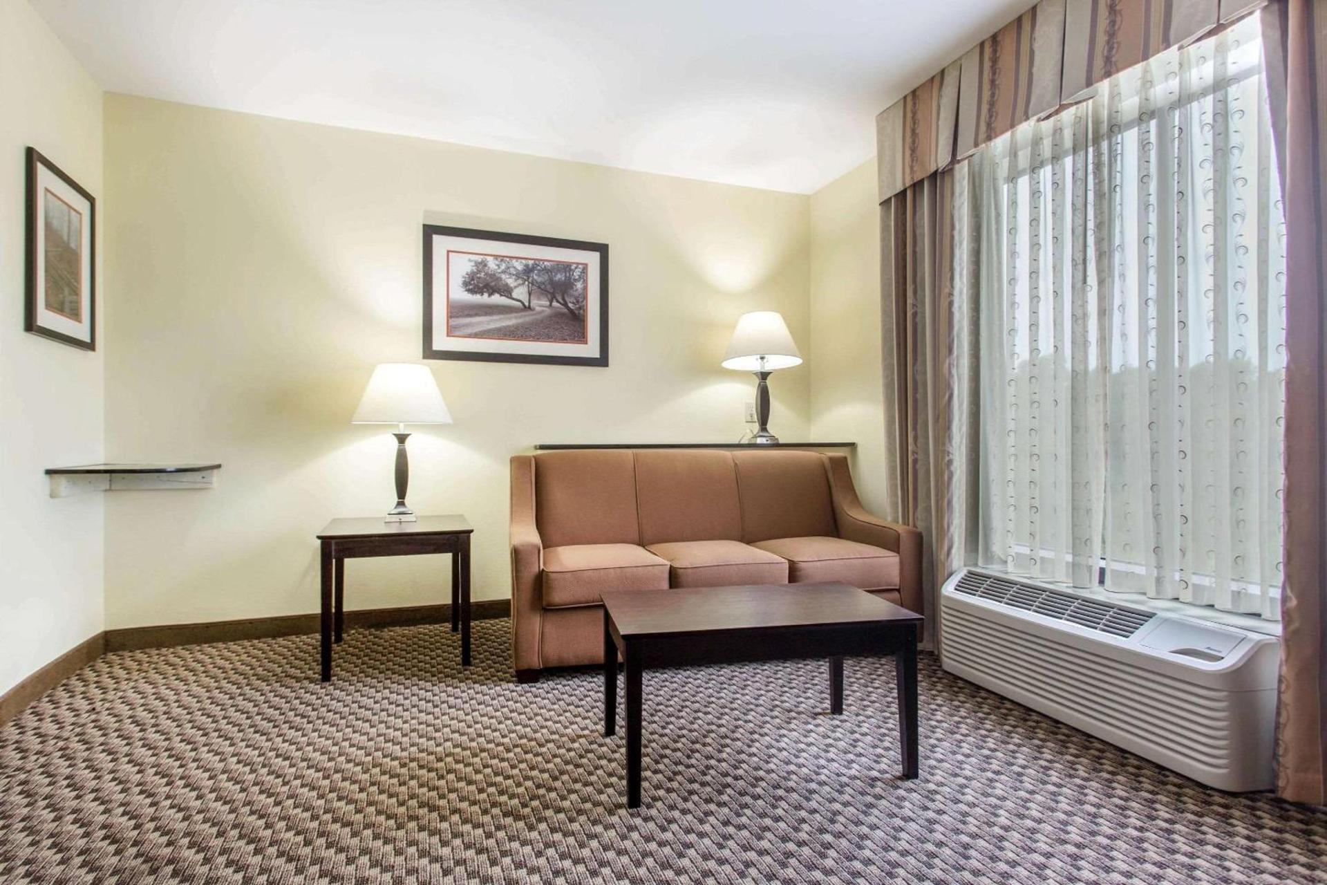 Comfort Suites Clinton near Presbyterian College photo 9
