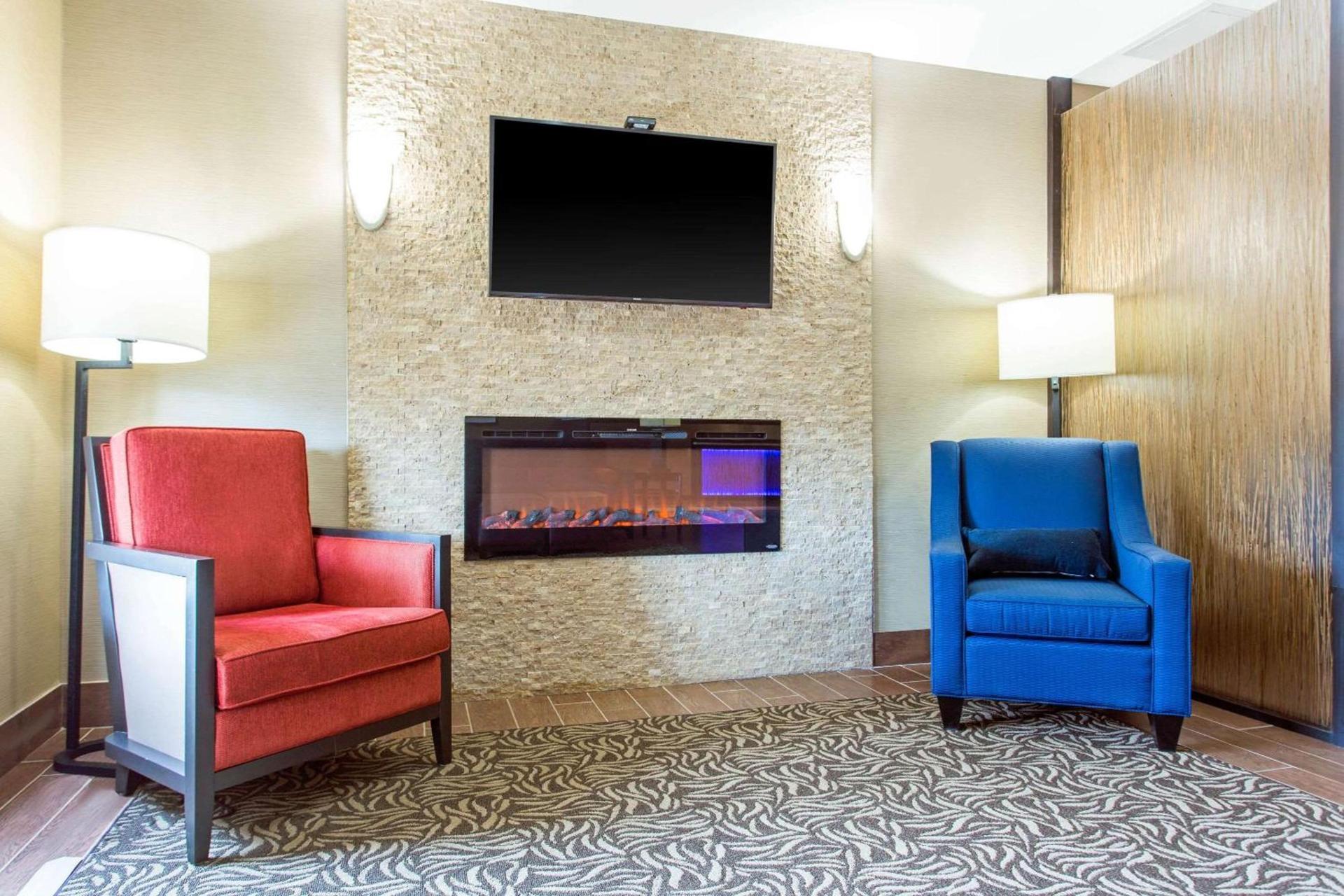Comfort Suites Clinton near Presbyterian College photo 5