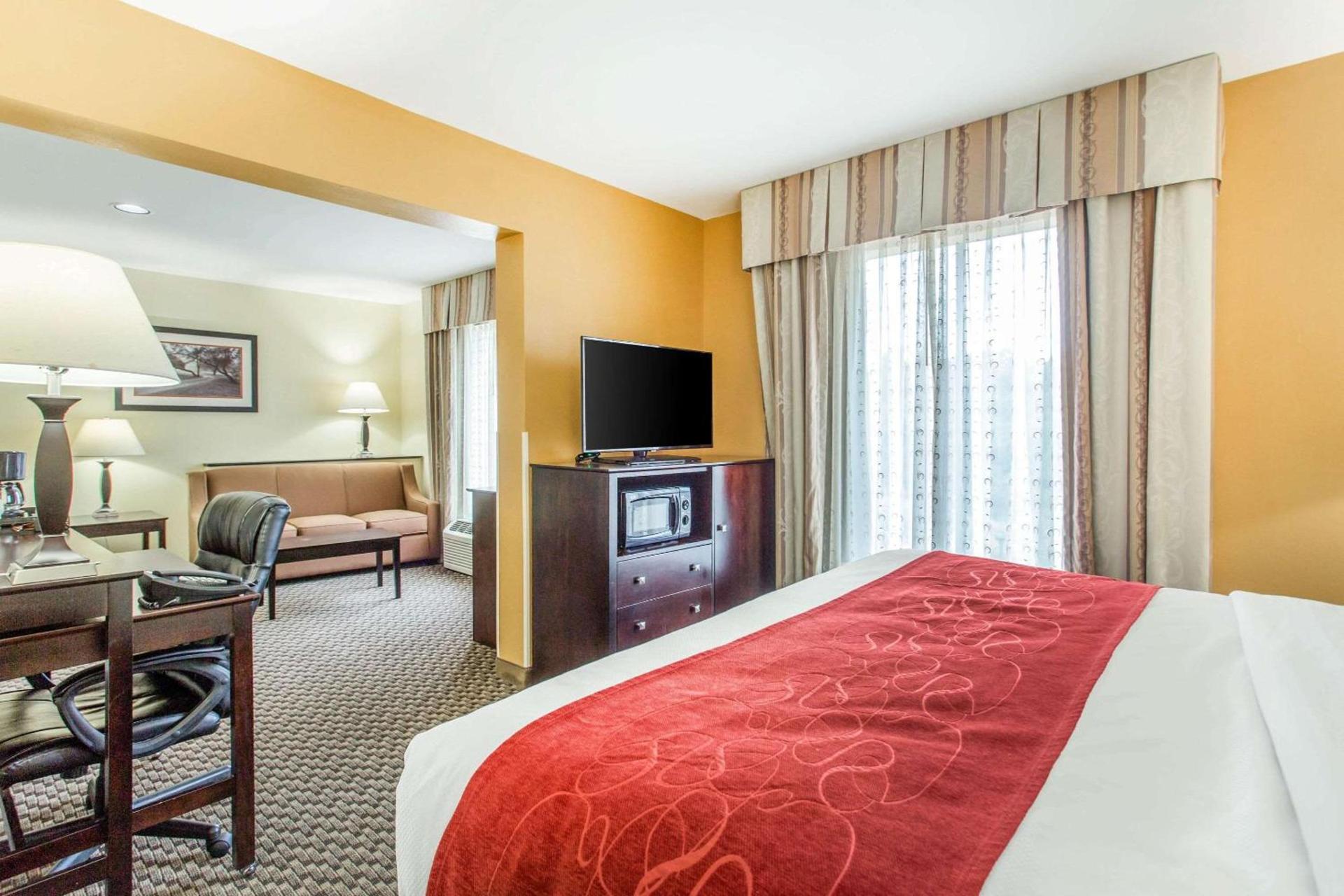 Comfort Suites Clinton near Presbyterian College photo 7