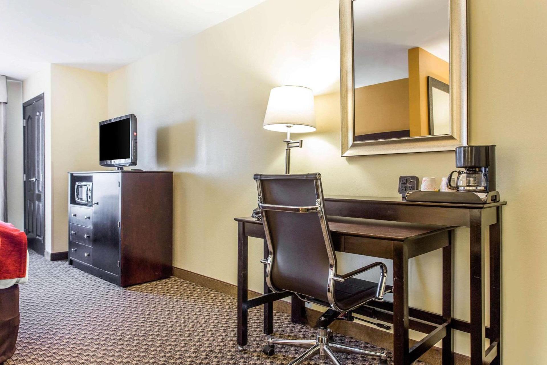 Comfort Suites Clinton near Presbyterian College photo 23