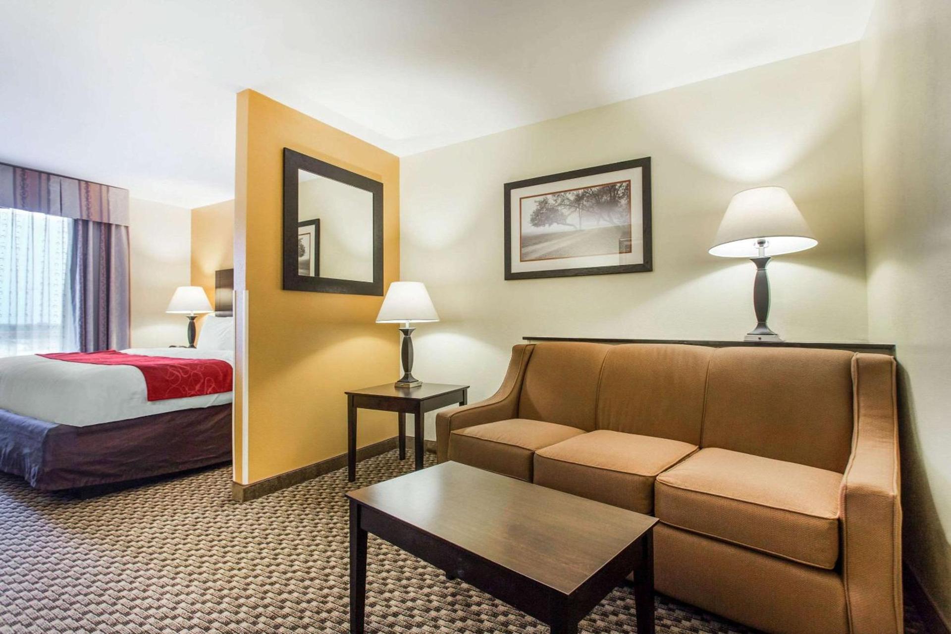 Comfort Suites Clinton near Presbyterian College photo 12