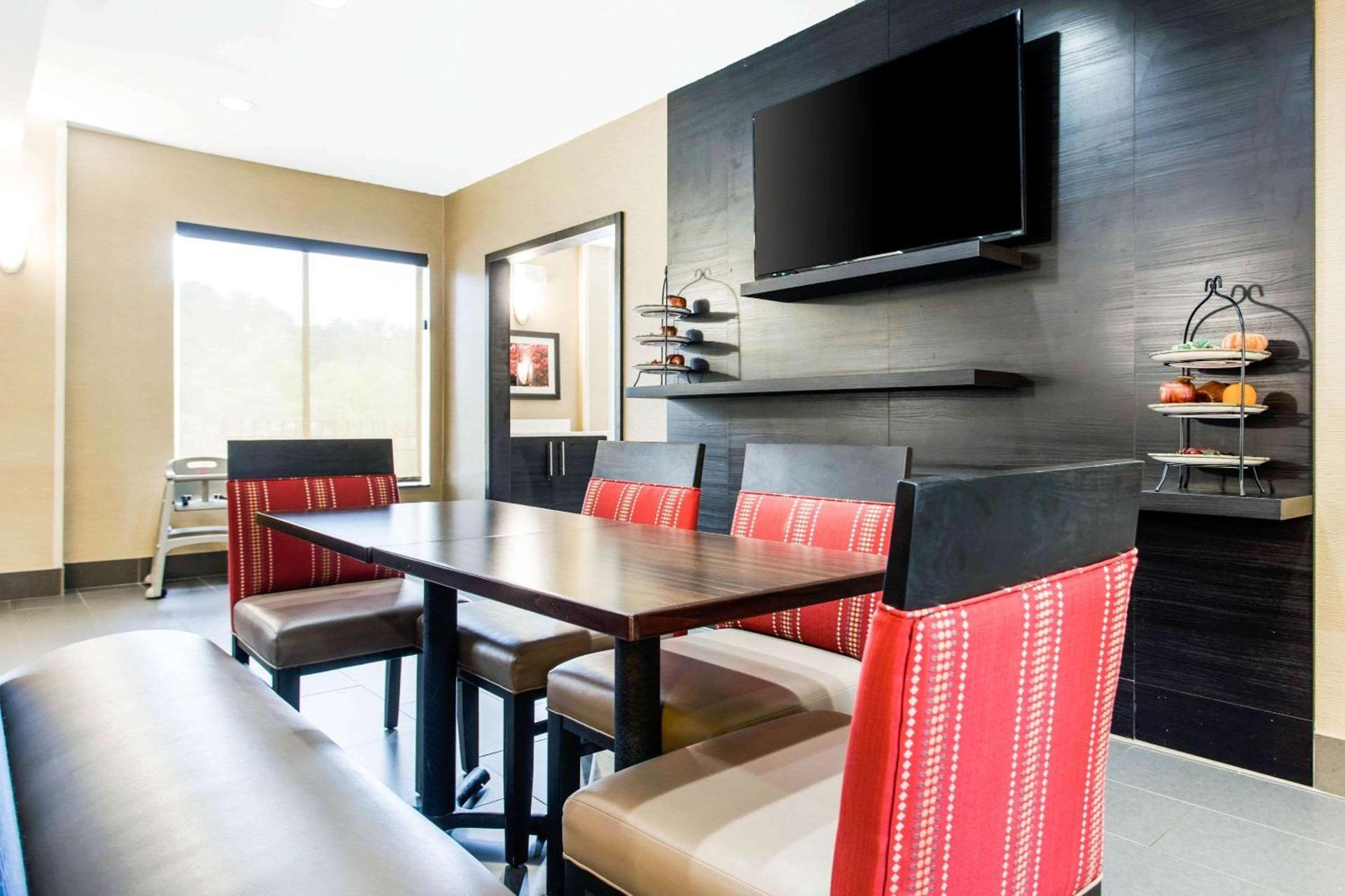Comfort Suites Clinton near Presbyterian College photo 31