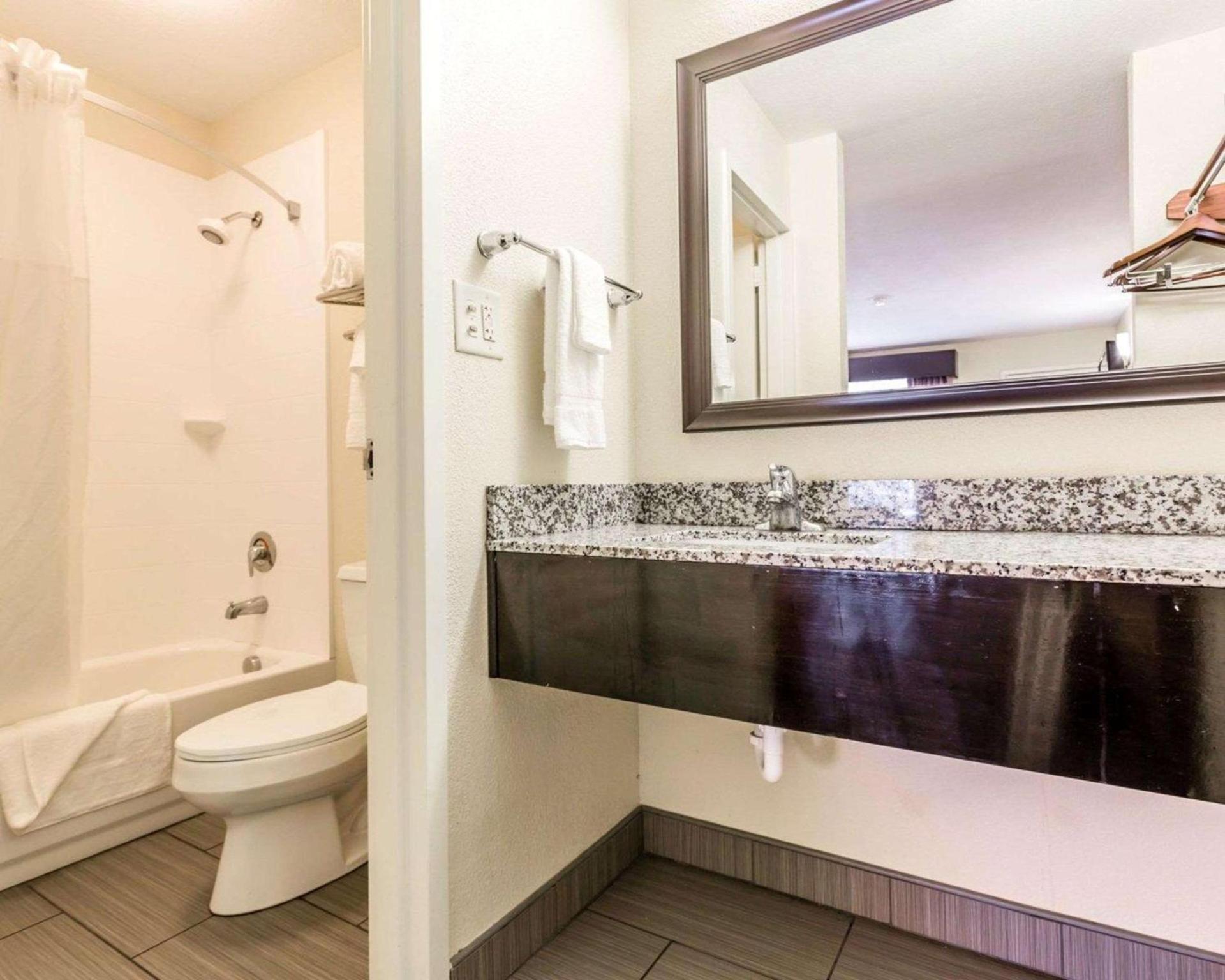 Quality Inn Mt Pleasant - Charleston photo 12