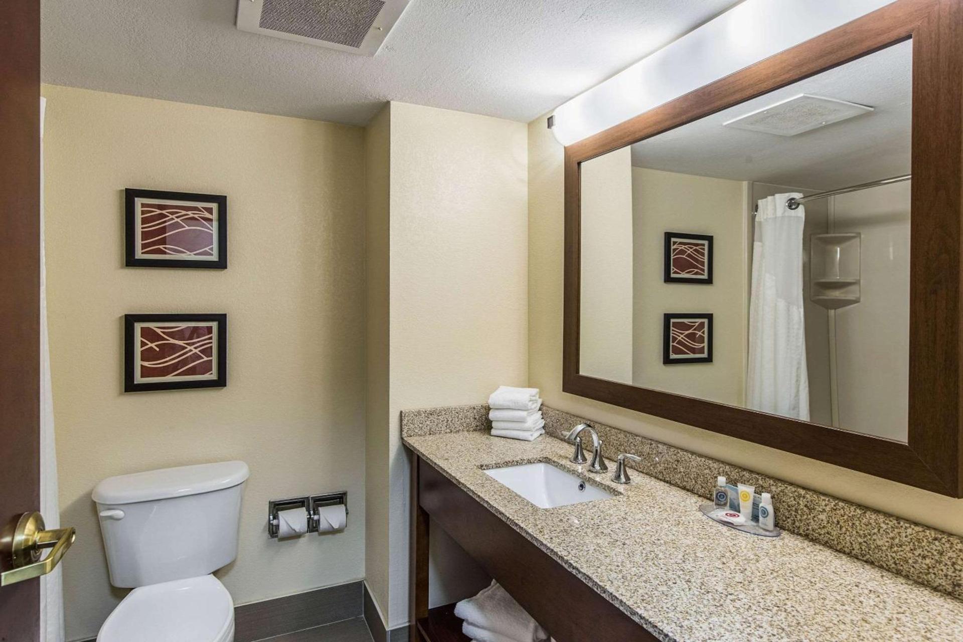Comfort Inn & Suites Greenwood near University photo 32