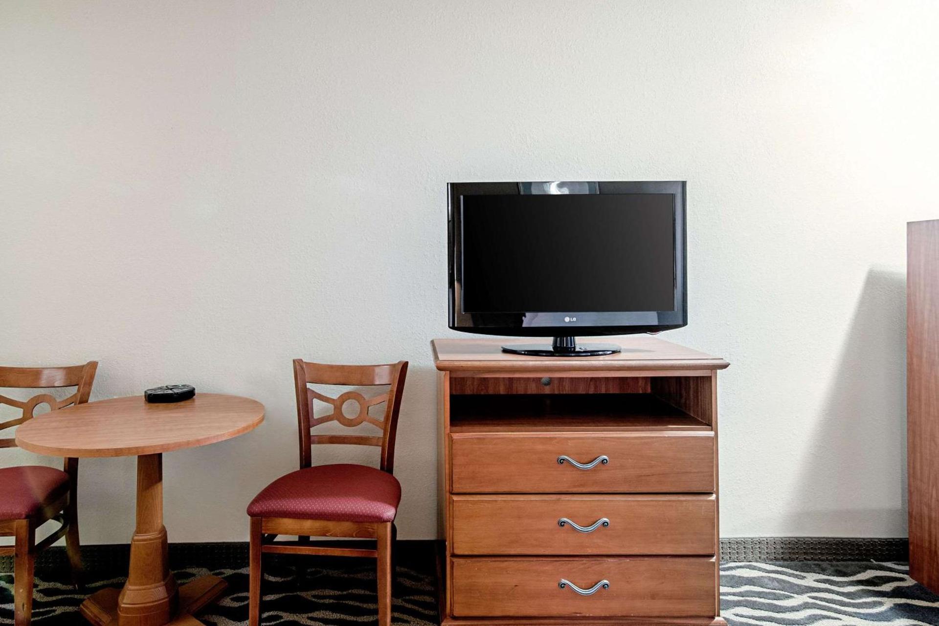 Quality Inn Huron photo 10