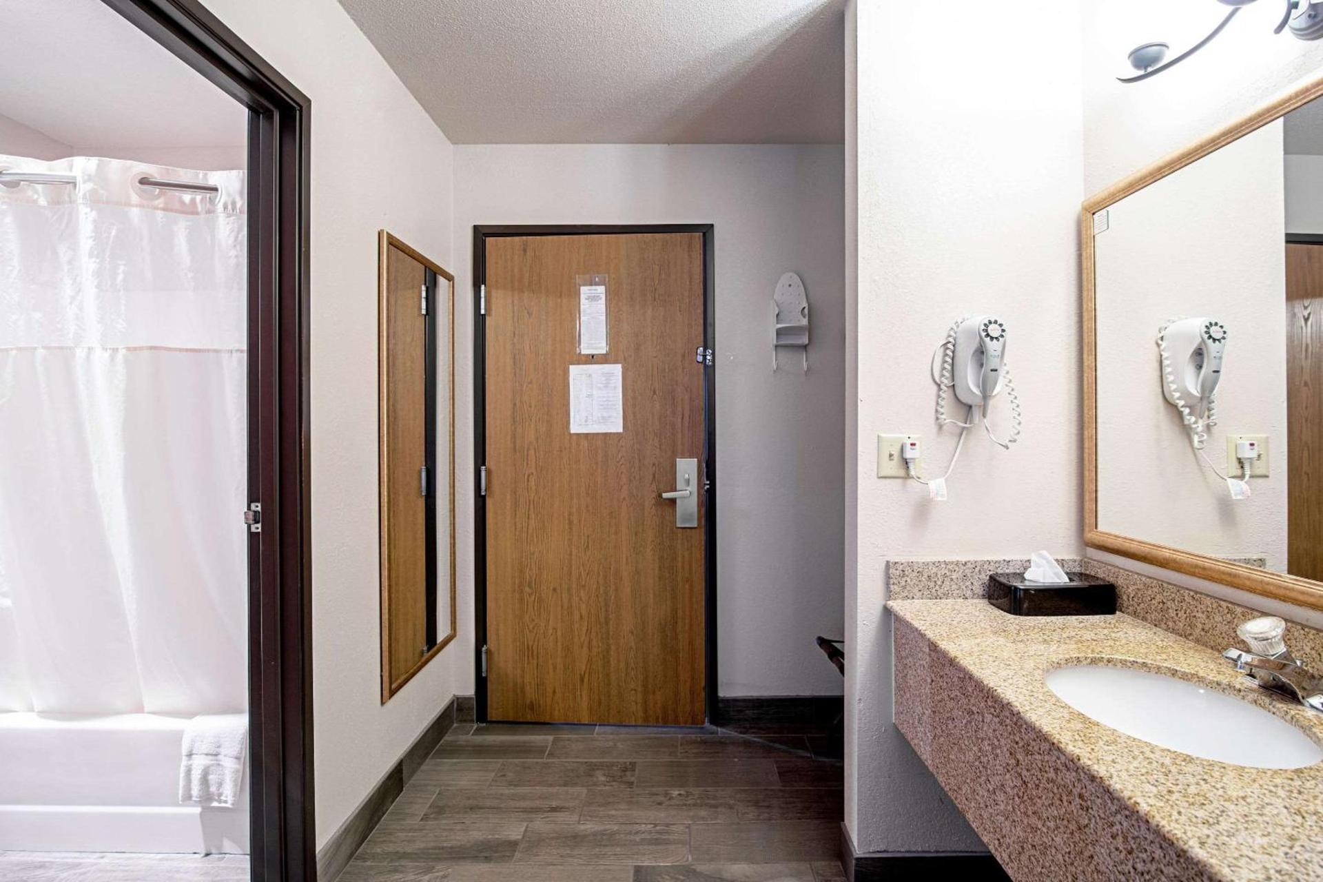 Quality Inn Huron photo 22