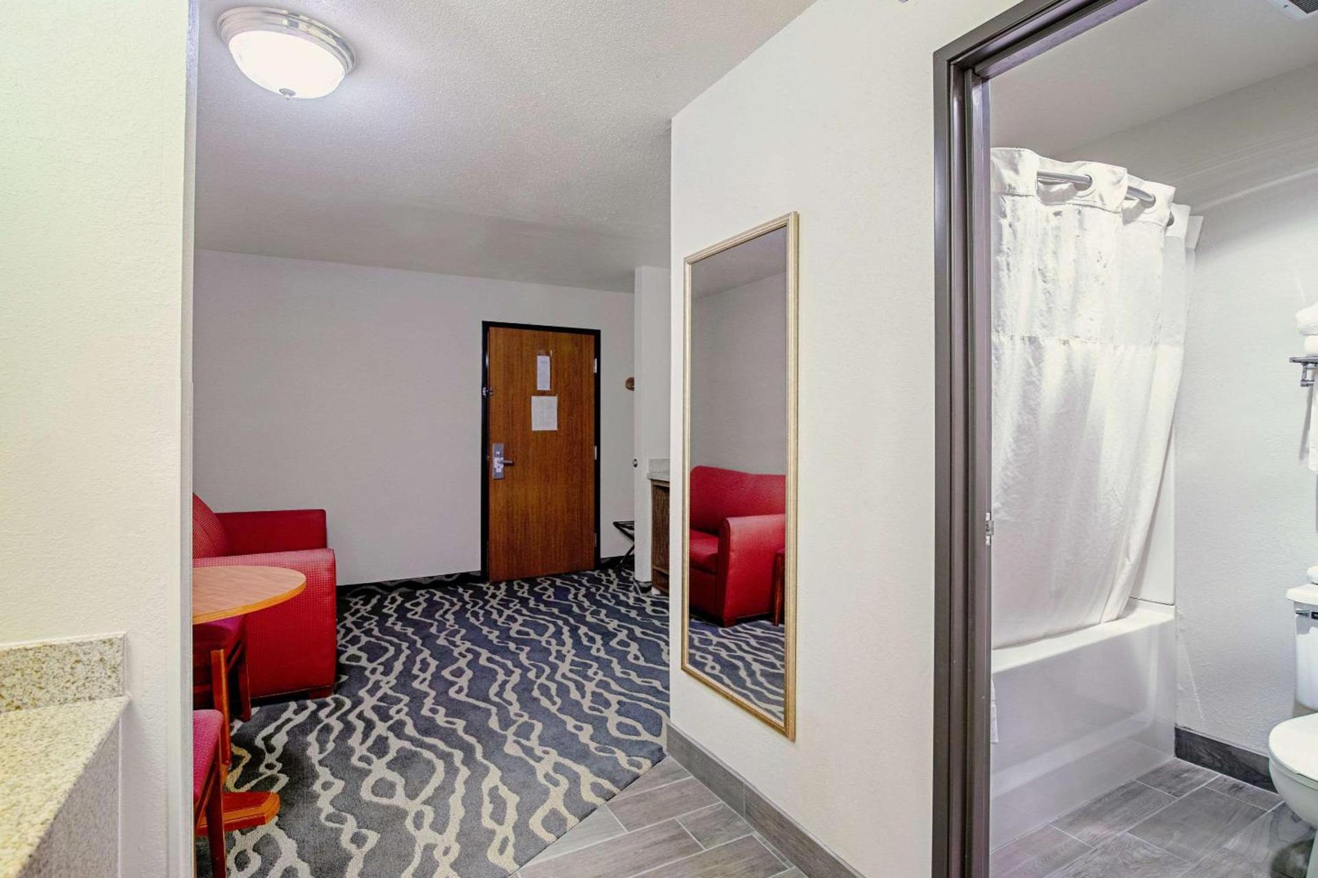Quality Inn Huron photo 26