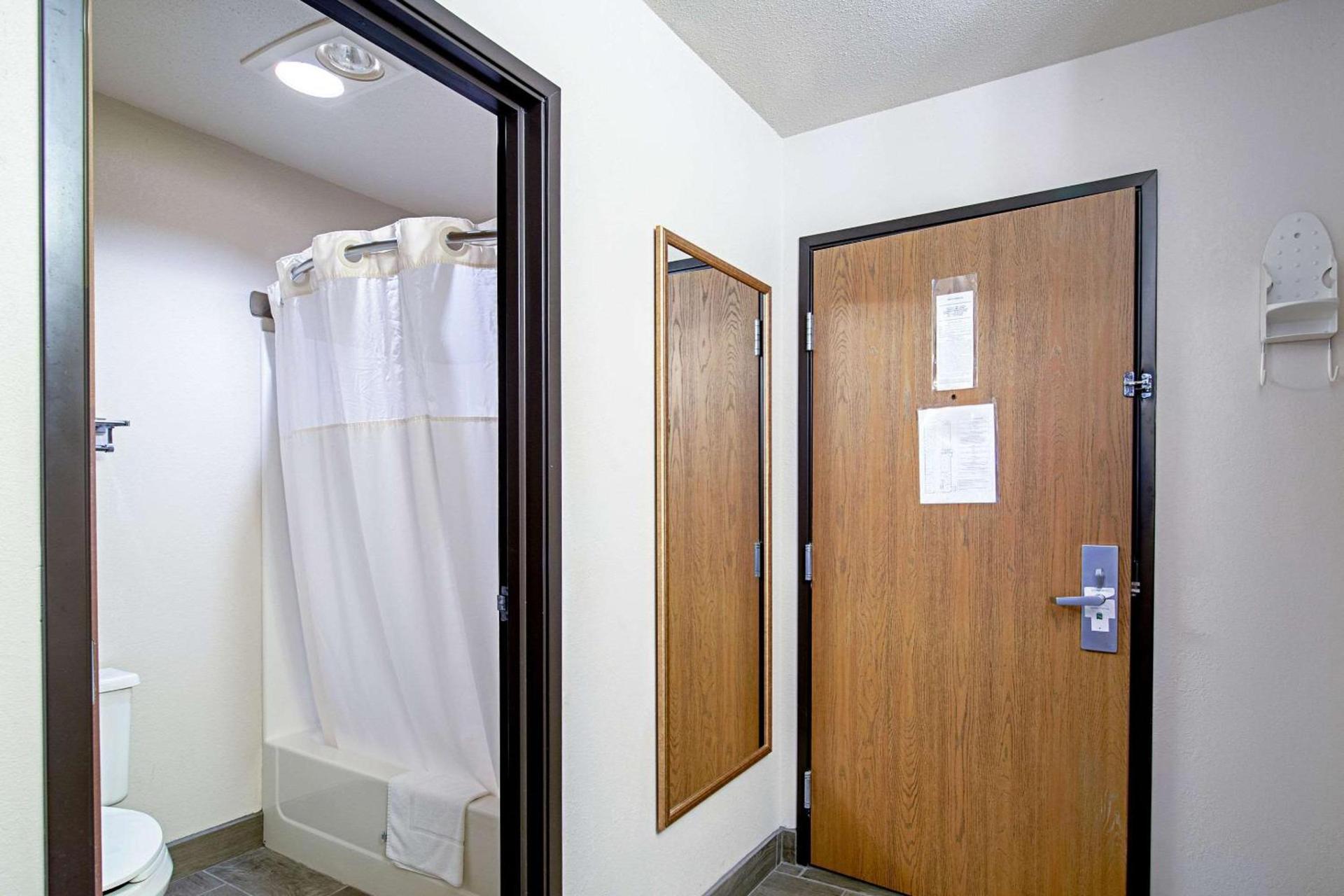 Quality Inn Huron photo 14