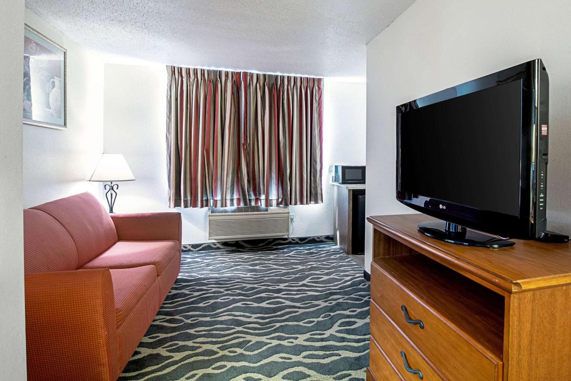 Quality Inn Huron photo 20