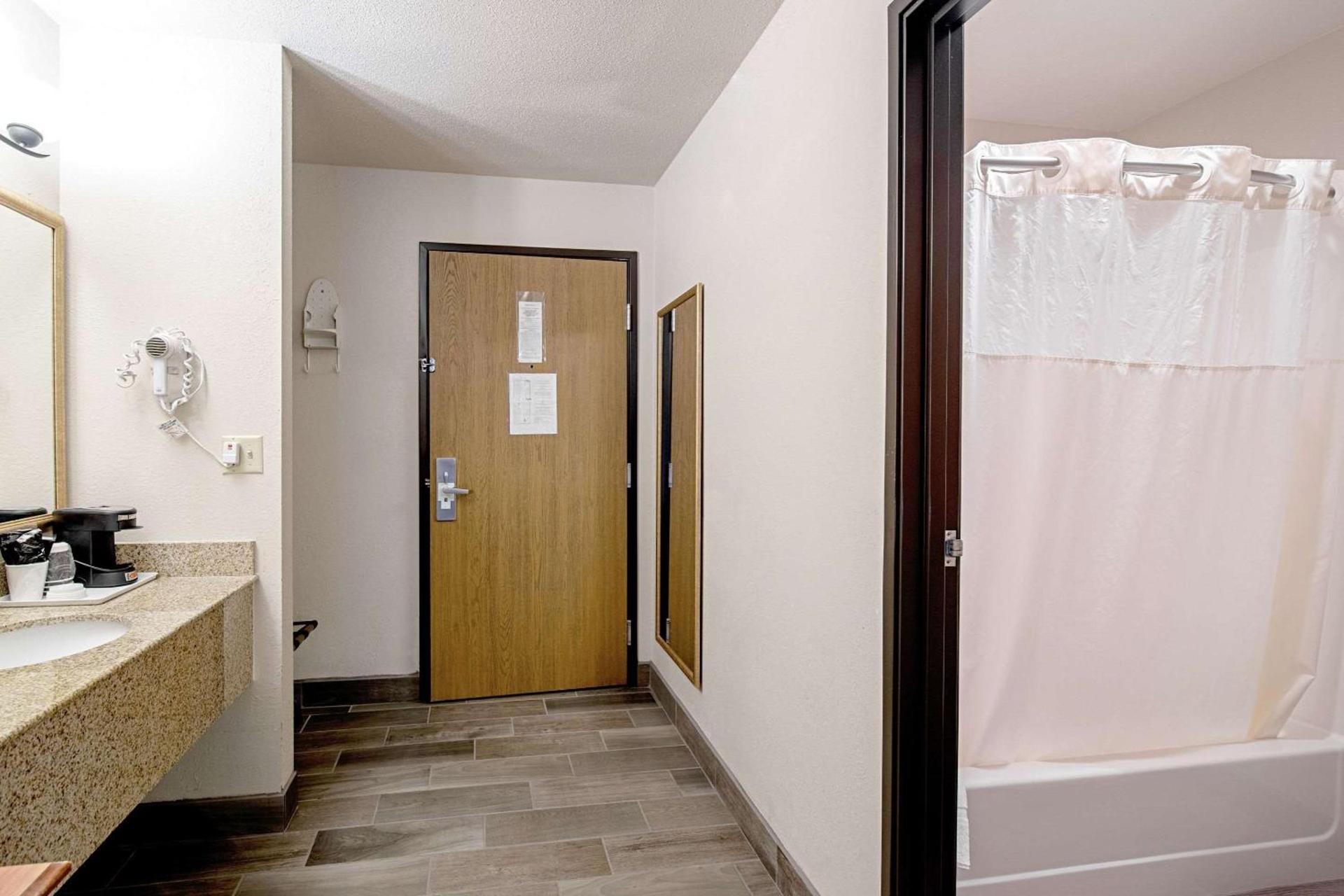 Quality Inn Huron photo 18