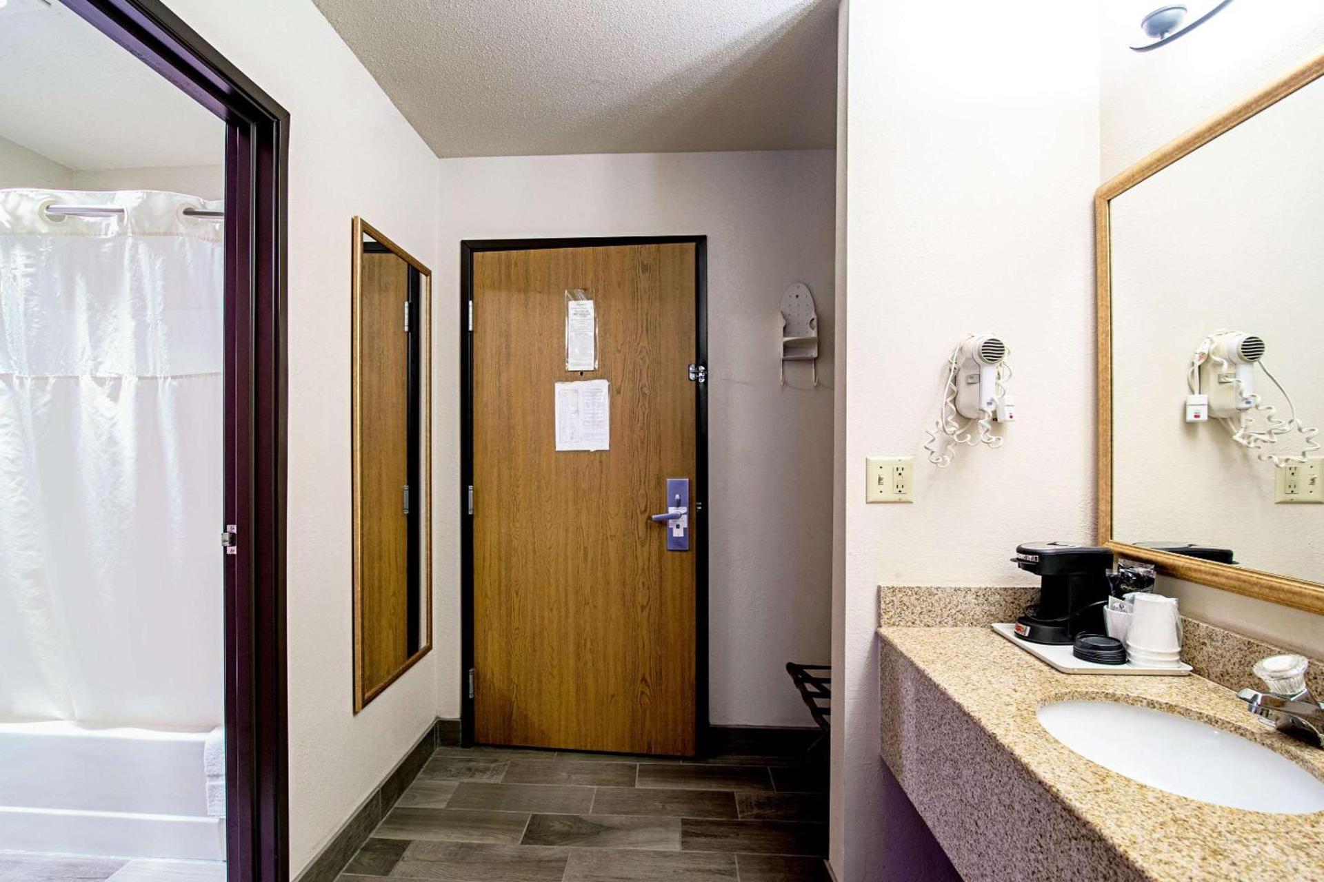Quality Inn Huron photo 15