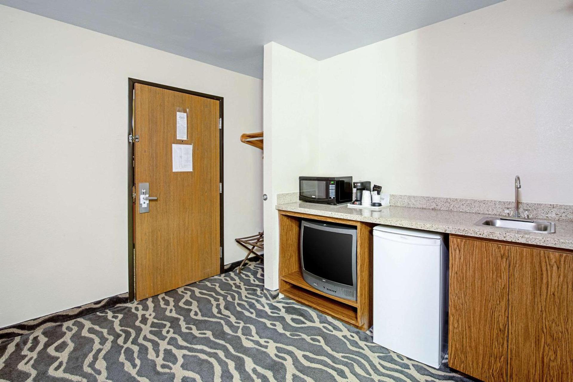 Quality Inn Huron photo 25