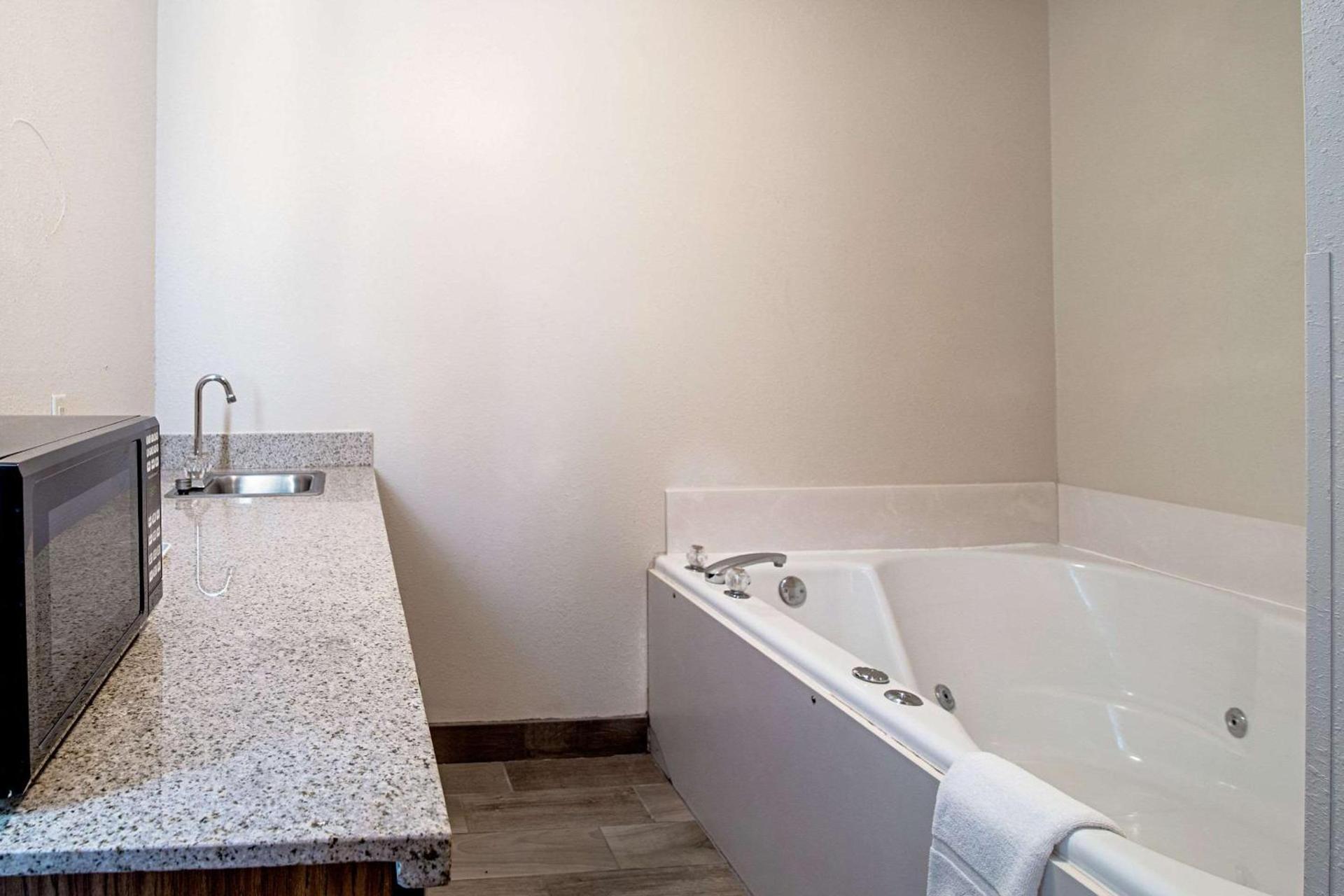 Quality Inn Huron photo 21