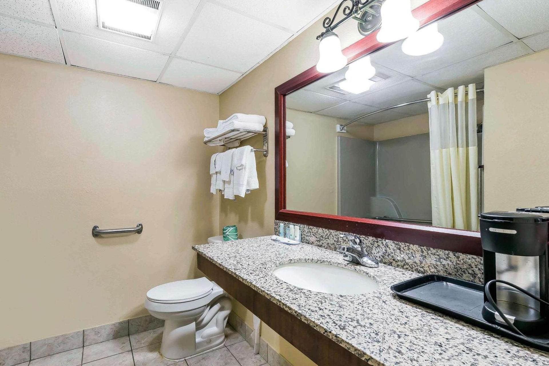 Quality Inn & Suites Sevierville - Pigeon Forge photo 10