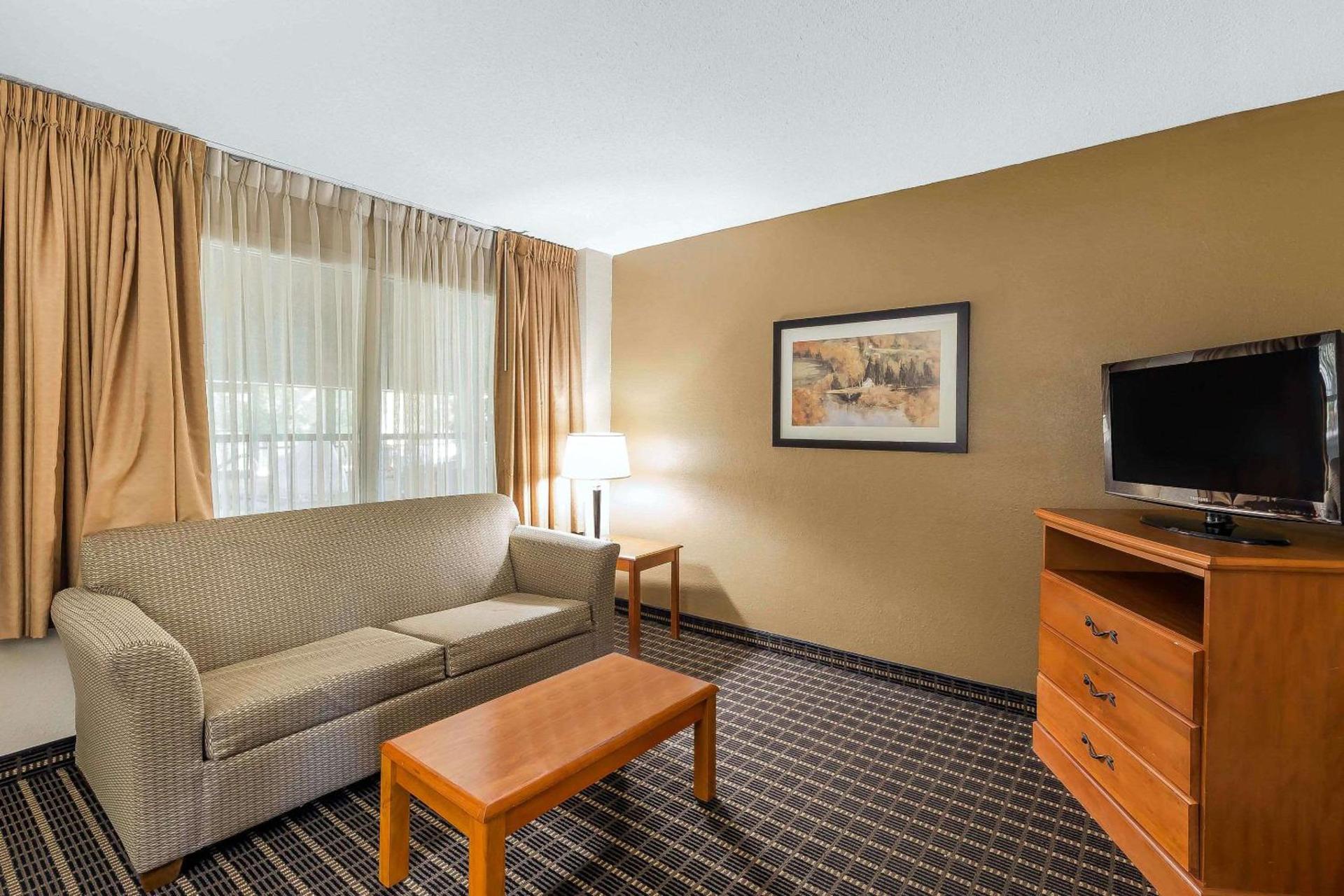 Quality Inn & Suites Sevierville - Pigeon Forge photo 18