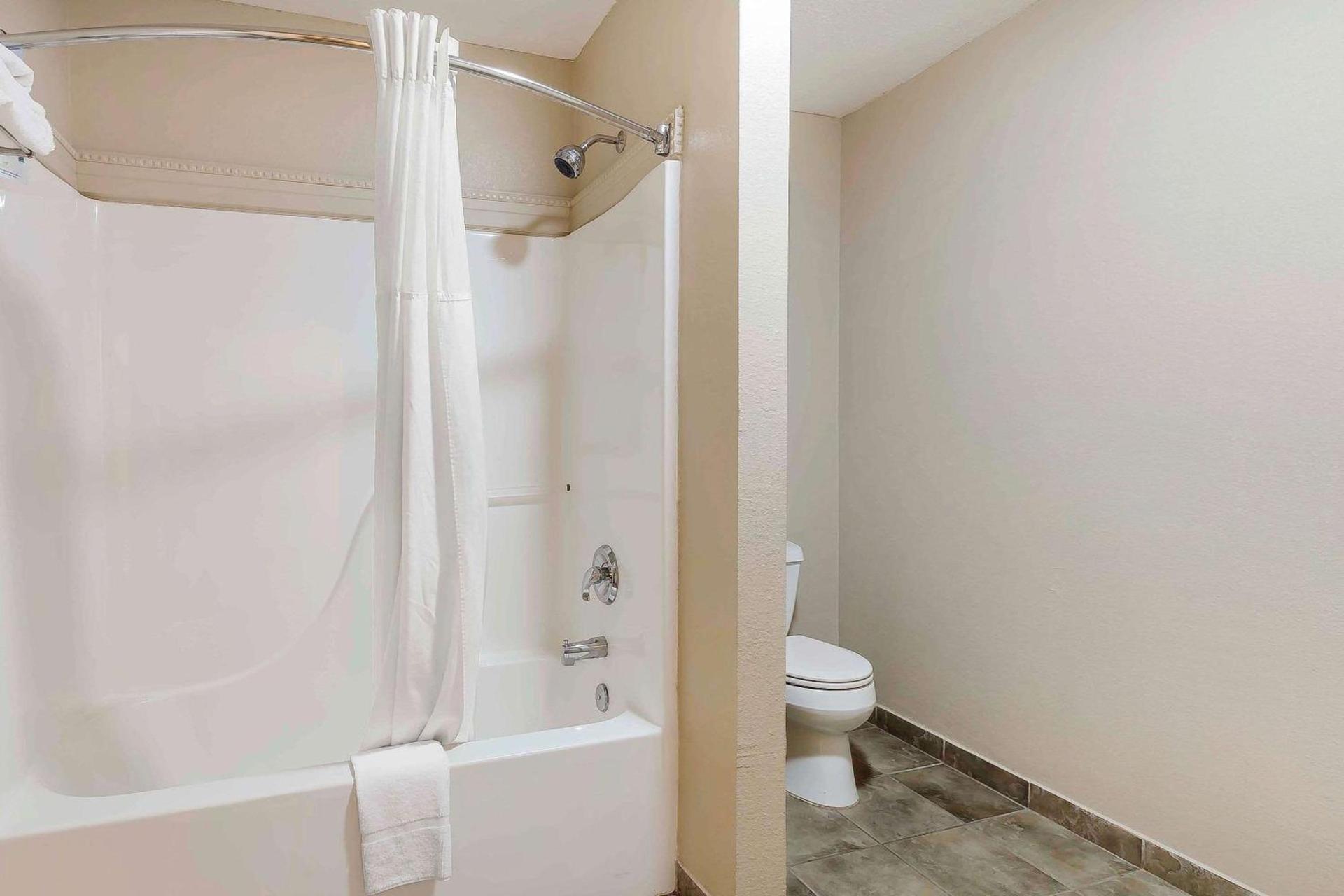 Quality Inn & Suites Sevierville - Pigeon Forge photo 24
